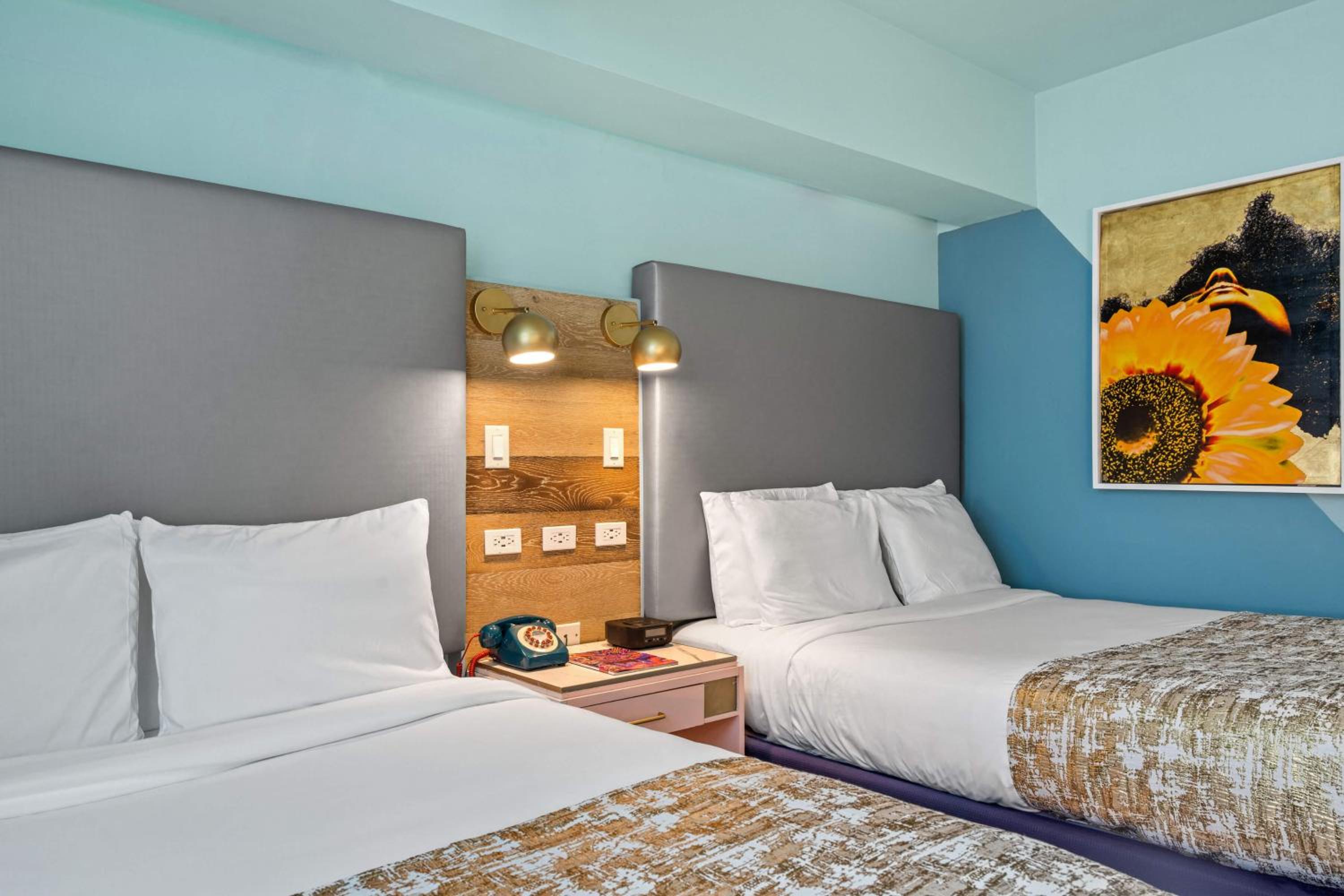 Queen Room With Two Queen Beds - Non Smoking - Photo 2