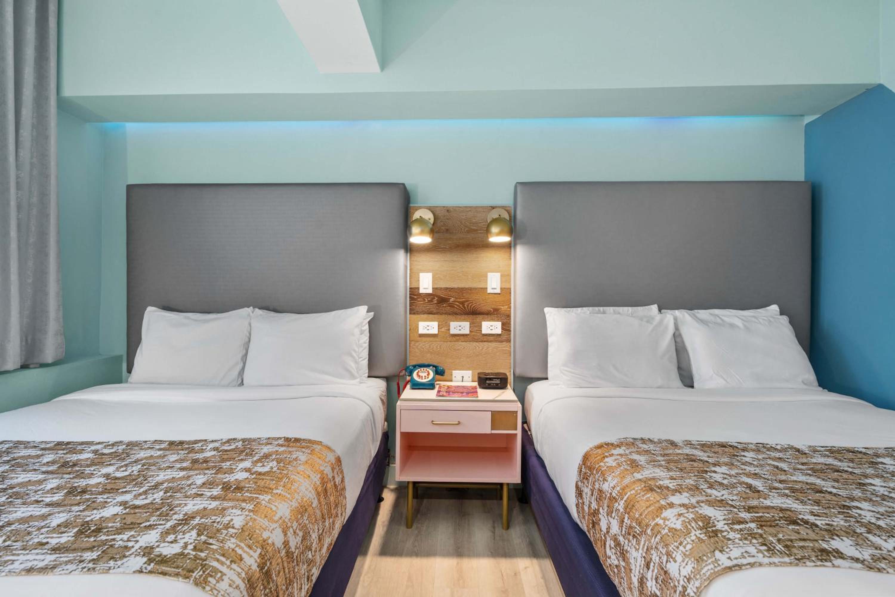 Queen Room With Two Queen Beds - Non Smoking - Photo 5