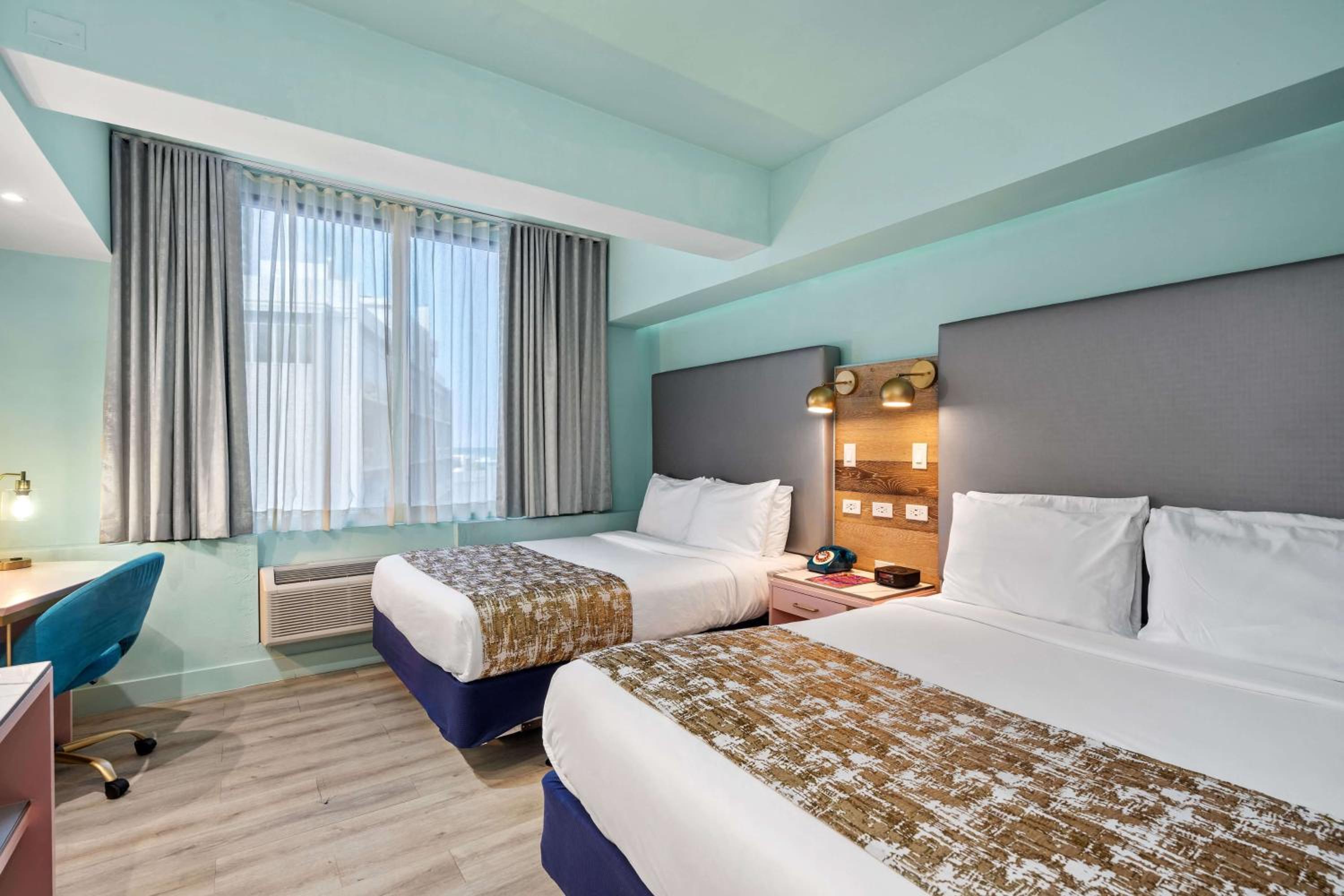 Queen Room With Two Queen Beds - Non Smoking - Photo 1