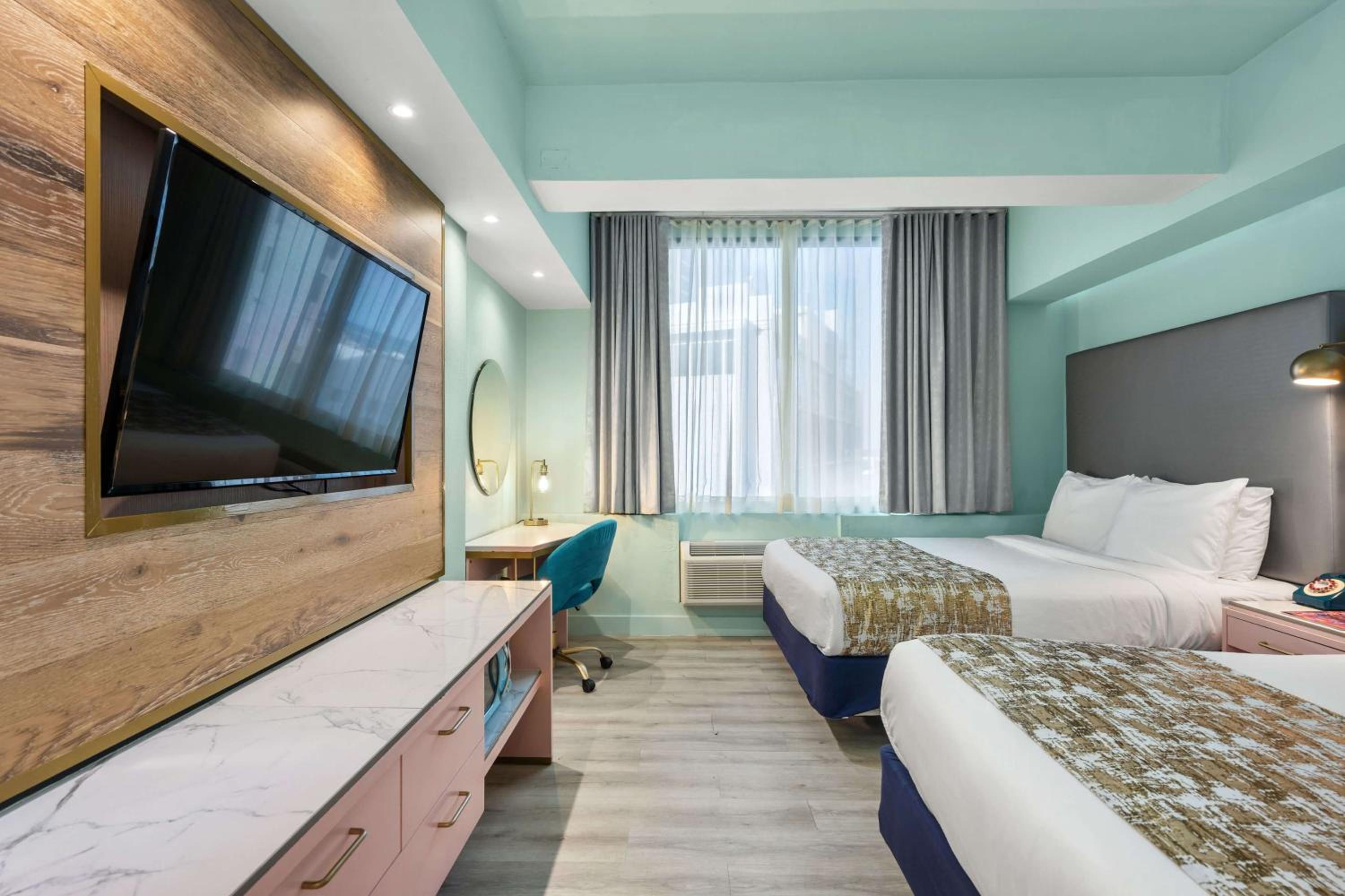 Queen Room With Two Queen Beds - Non Smoking - Photo 8