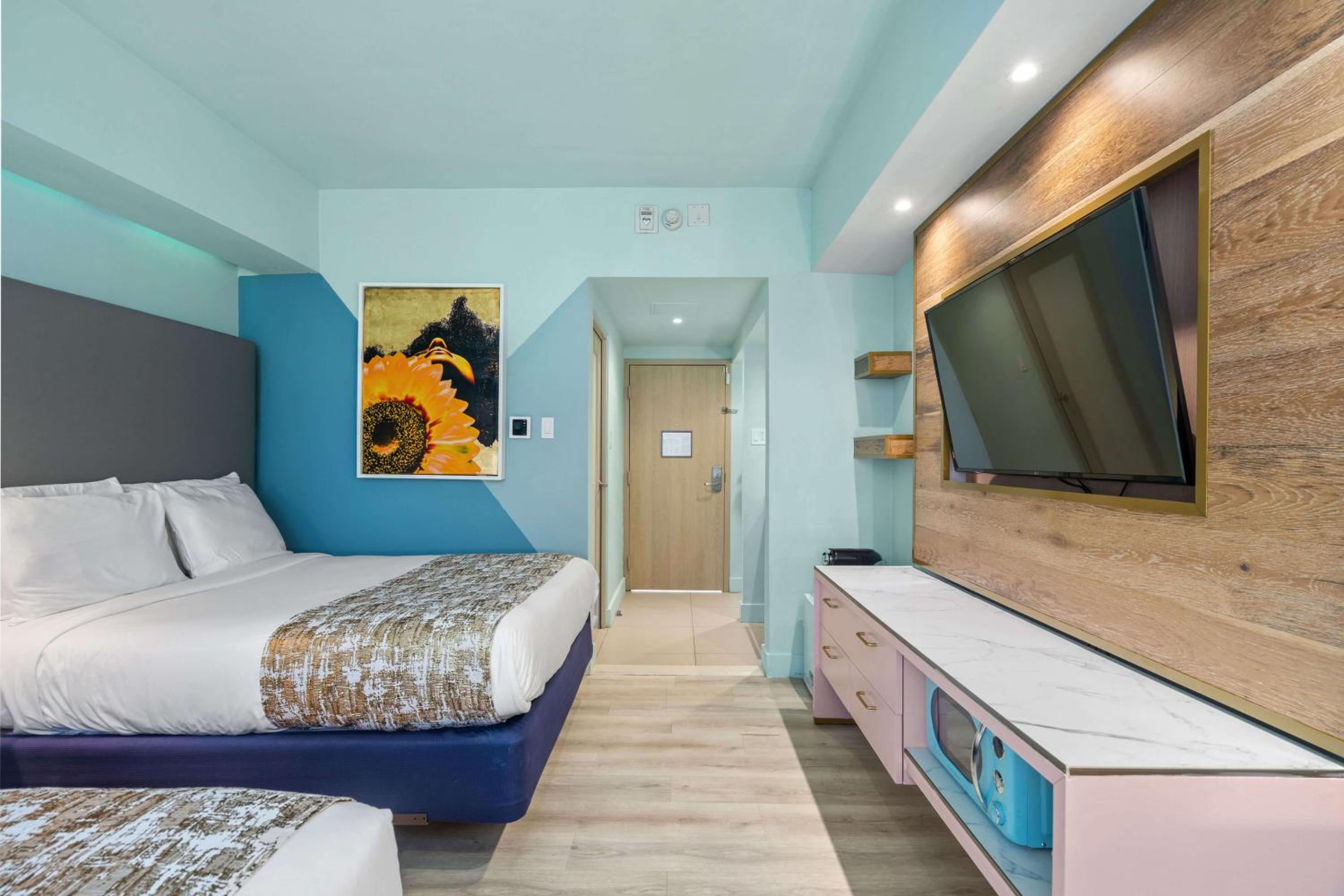 Queen Room With Two Queen Beds - Non Smoking - Photo 7