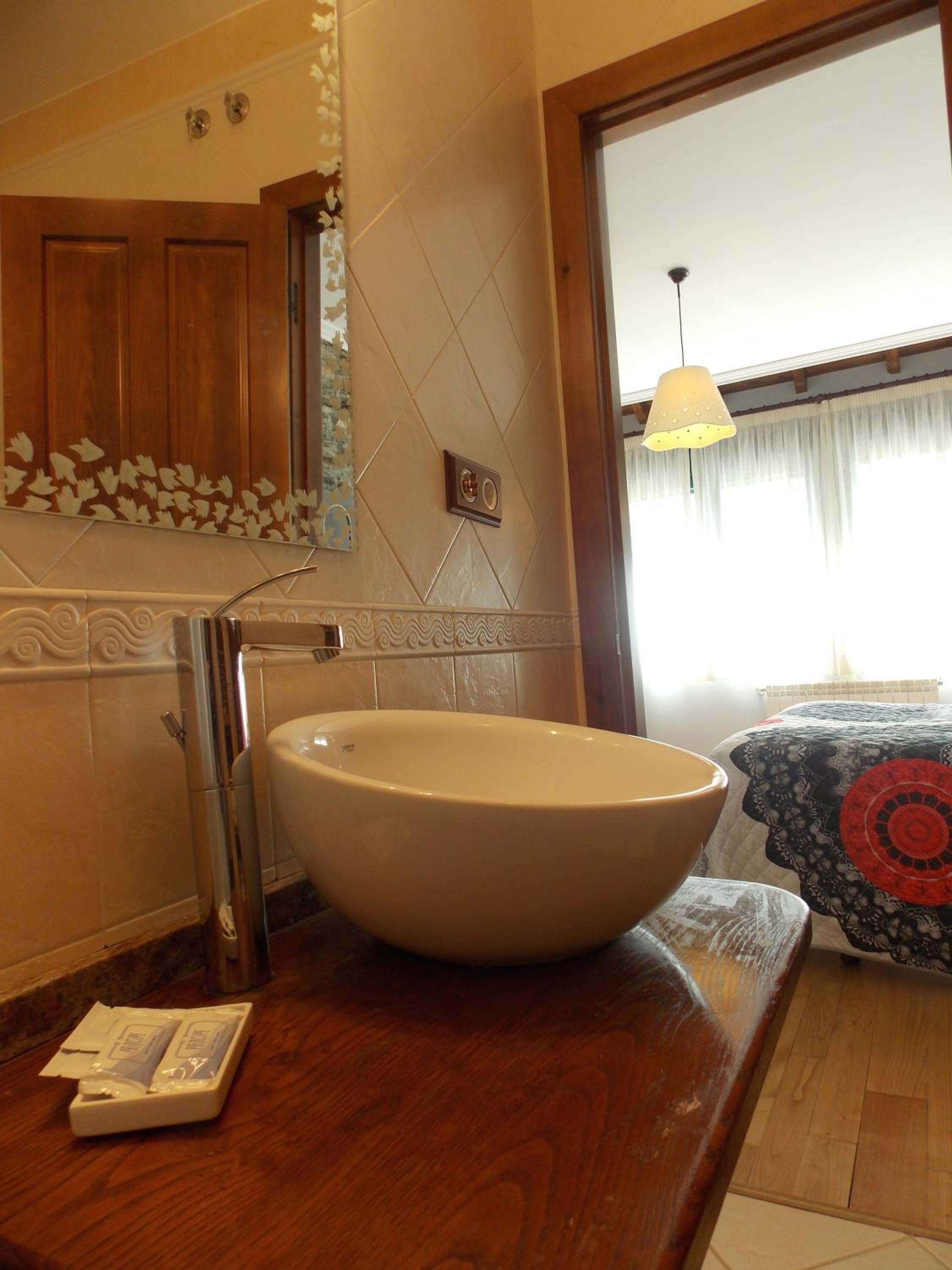 Deluxe Double Room - Photo 14