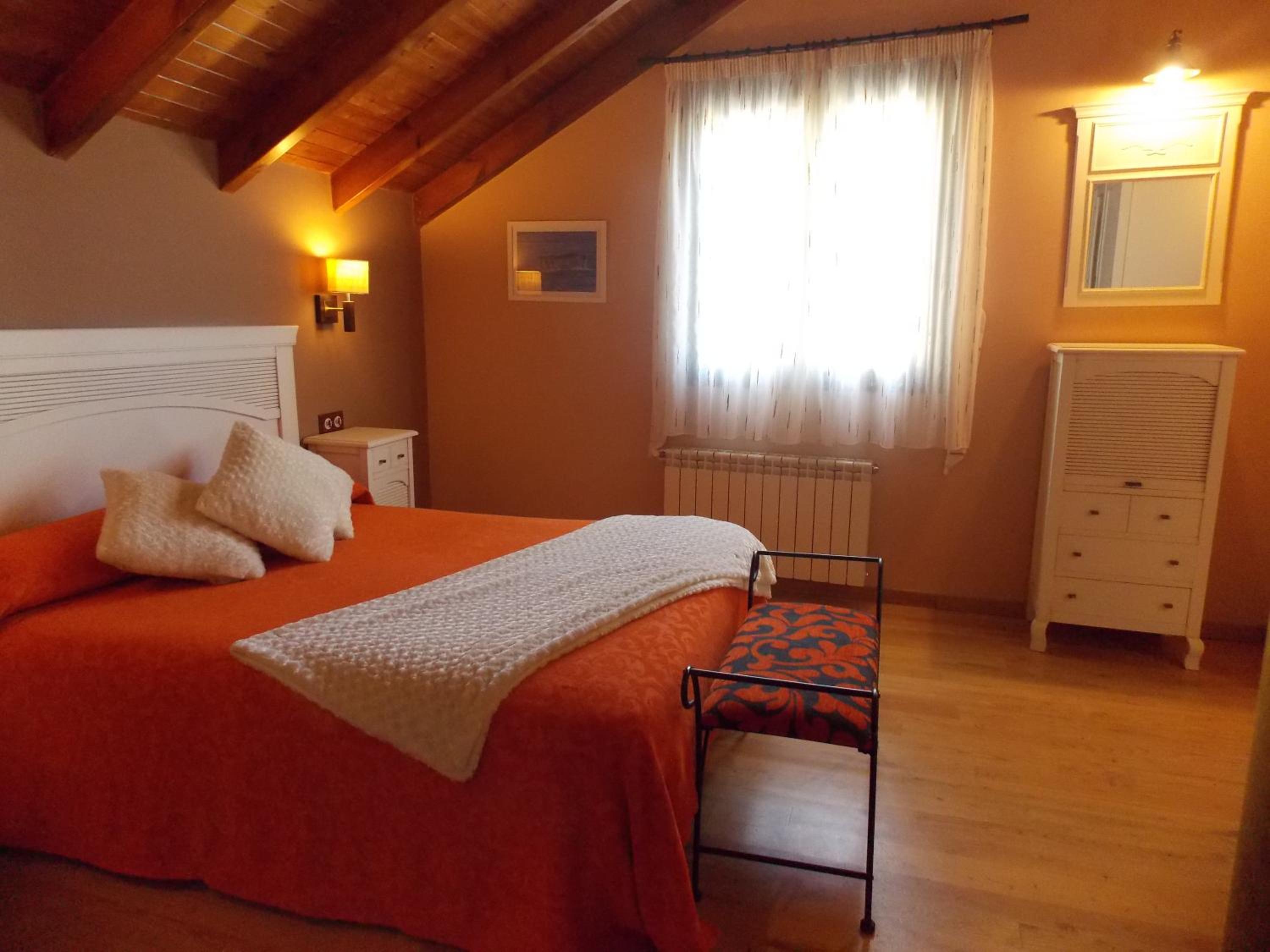 Large Double Room - Photo 1