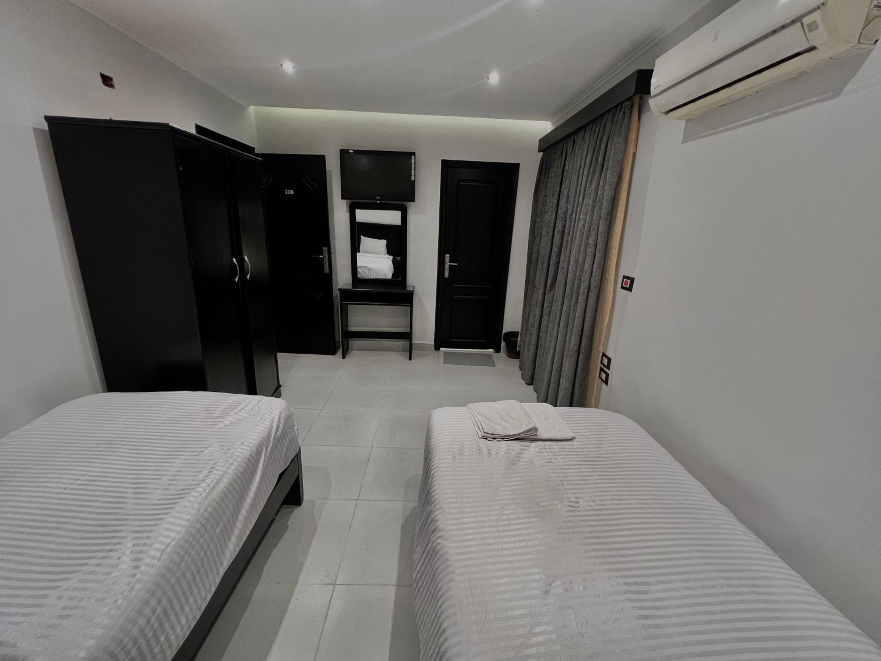 Deluxe Double or Twin Room, photo 7
