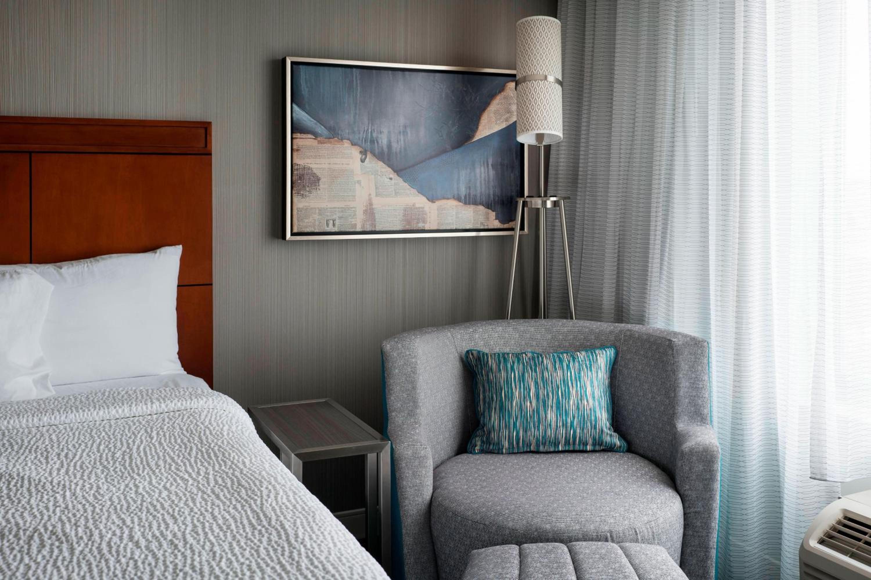 Queen Room with Two Queen Beds - Photo 4