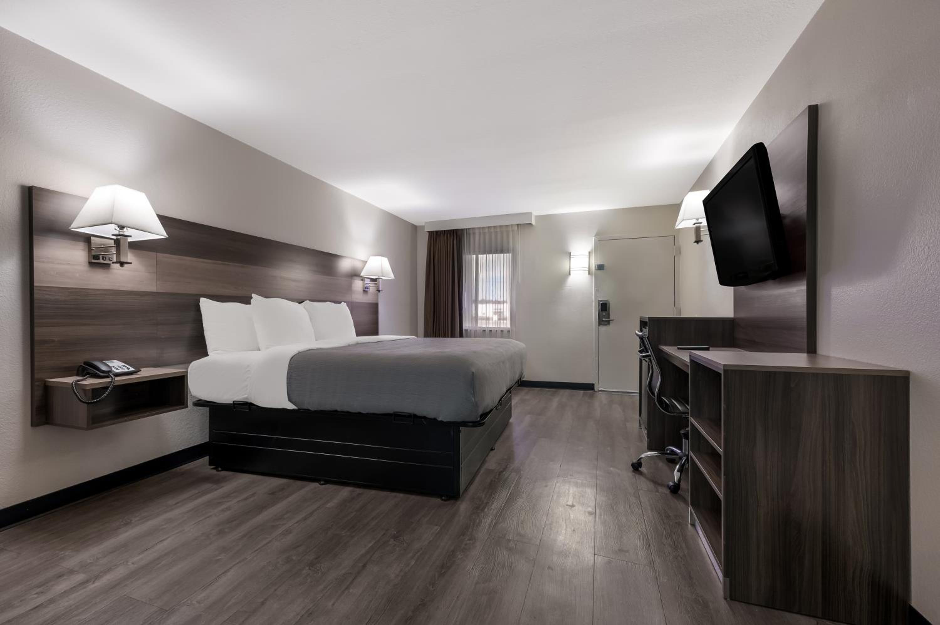 King Room - Non-Smoking - Photo 1