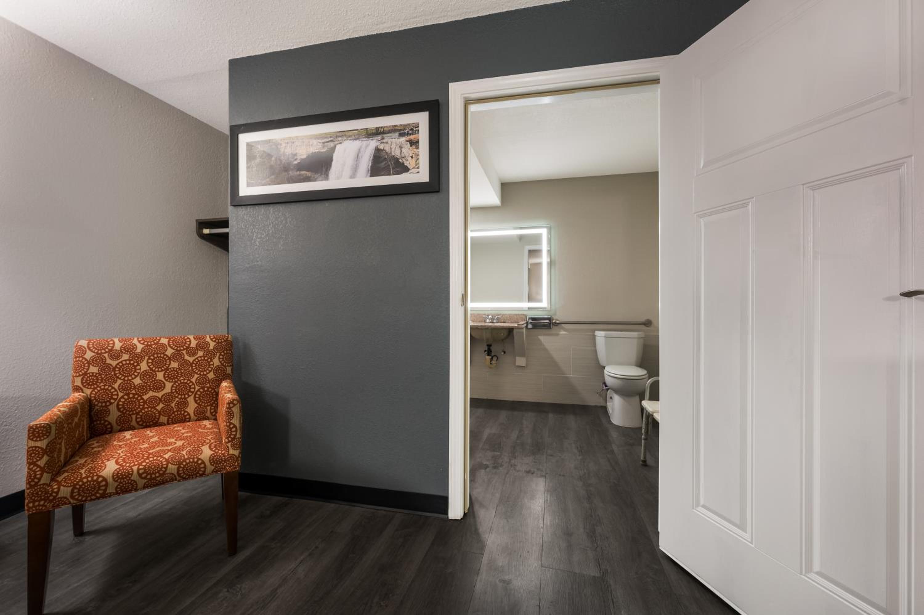 King Room - Accessible/Non-Smoking - Photo 2