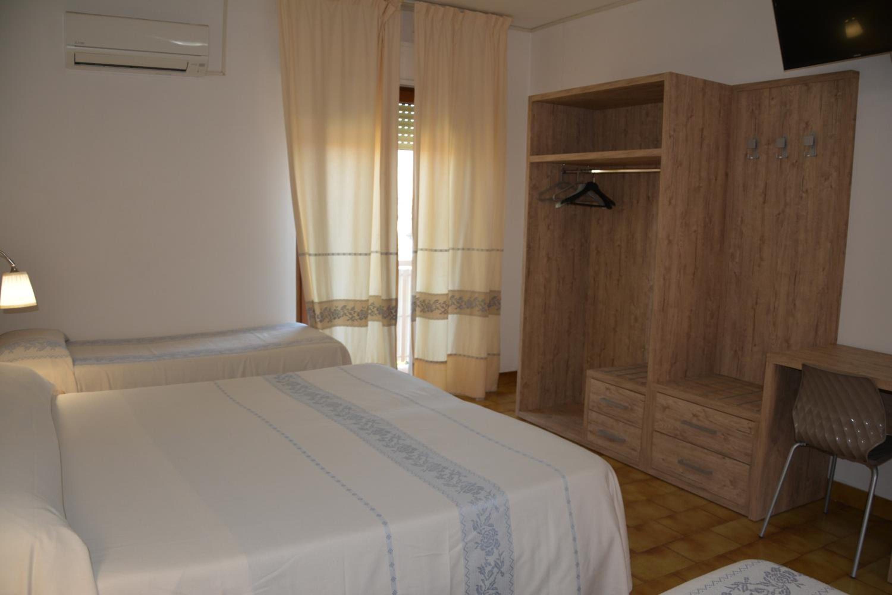 Quadruple Room with Balcony - Photo 5
