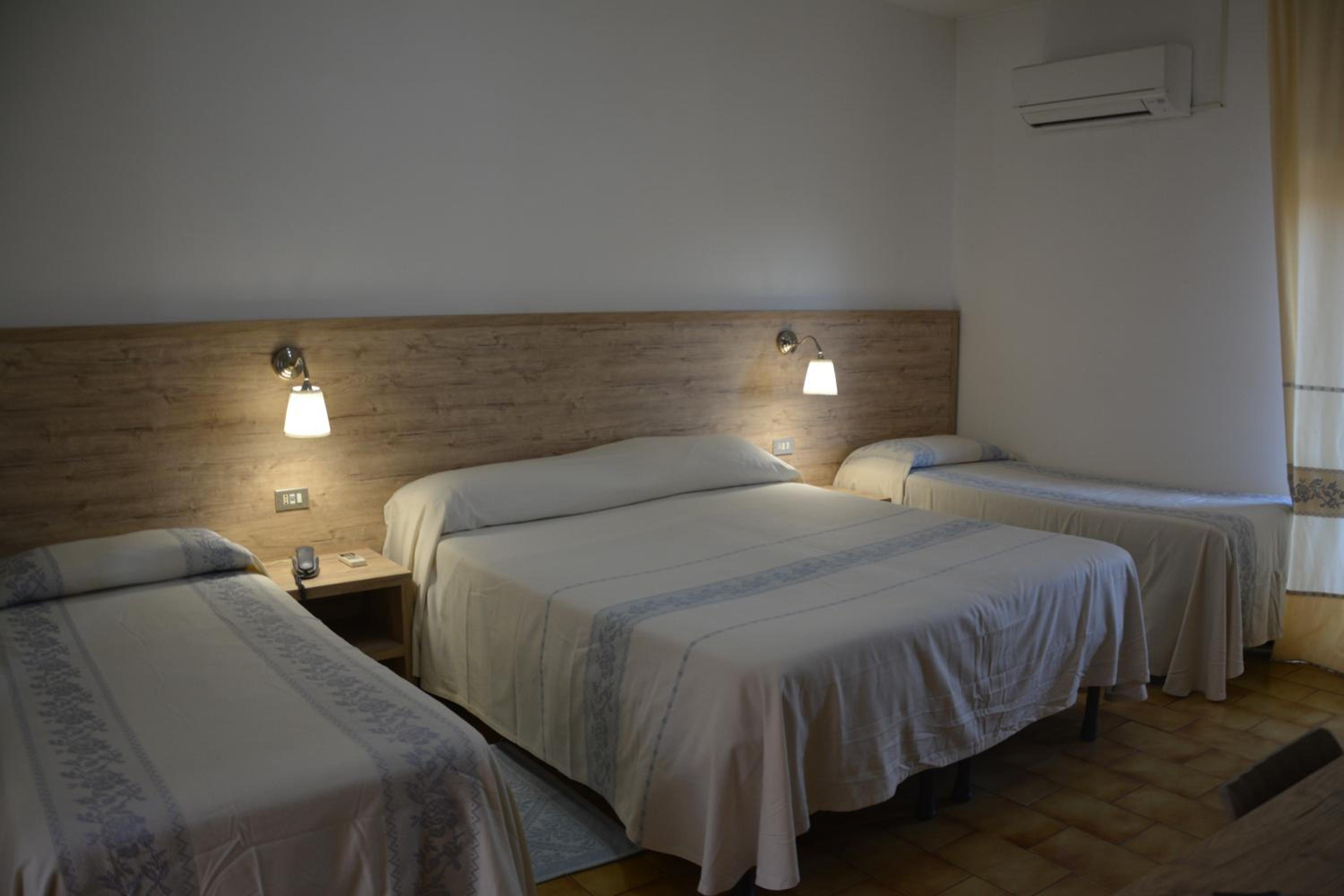 Quadruple Room with Balcony - Photo 4