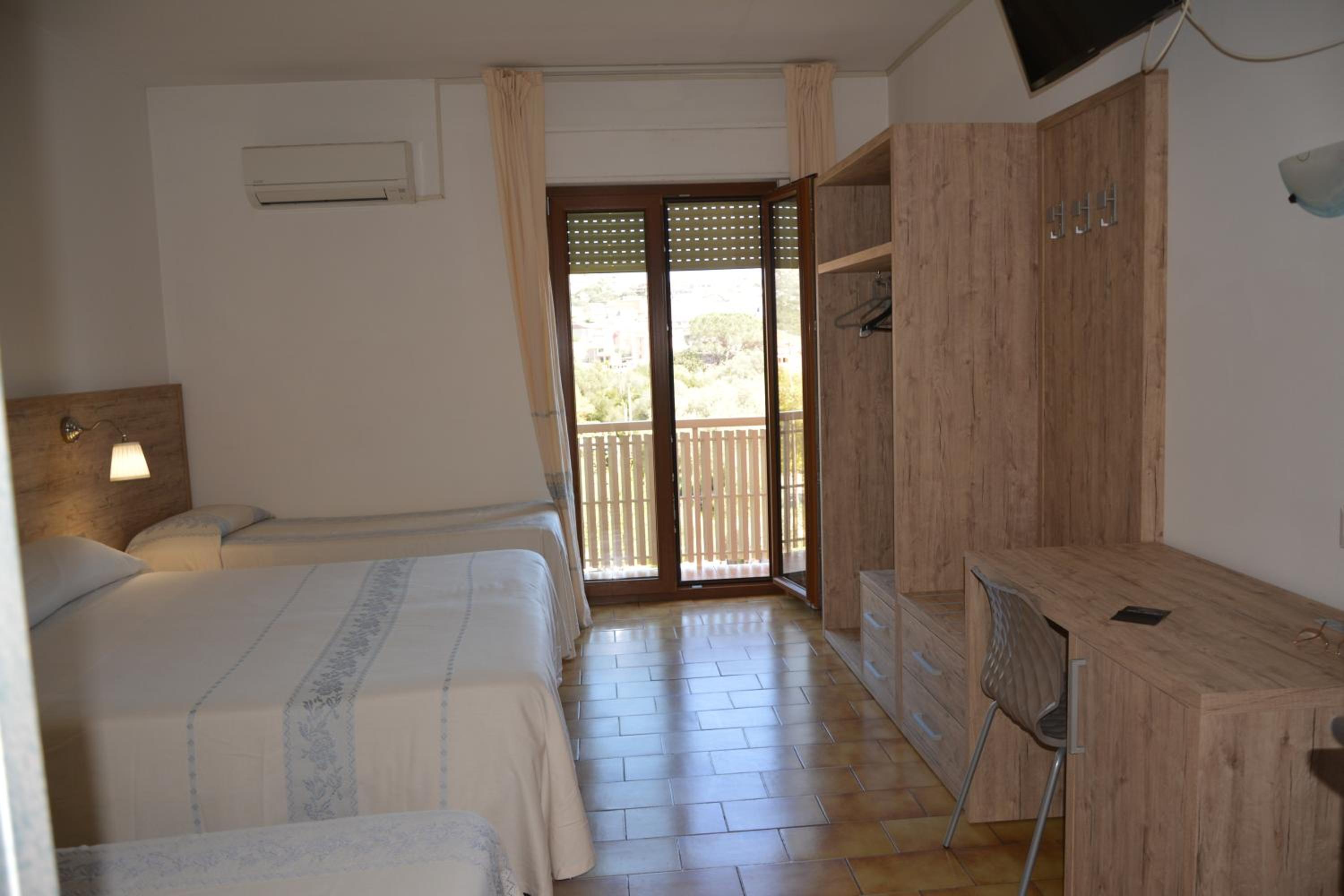 Quadruple Room with Balcony - Photo 1