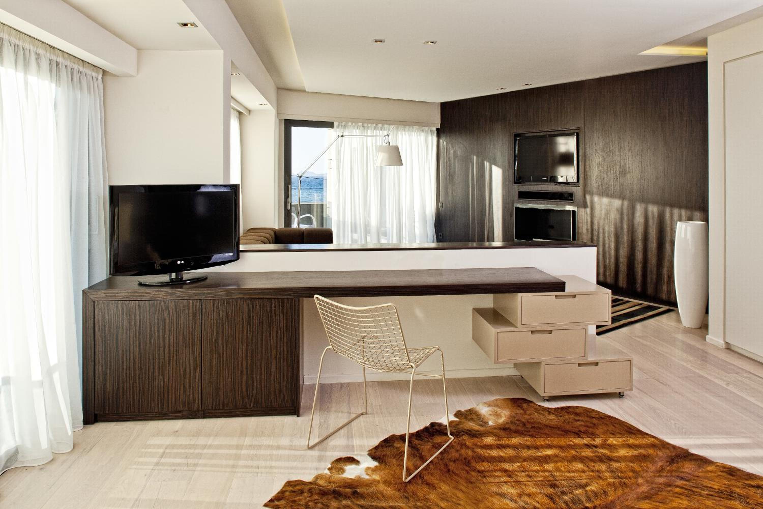 Deluxe Suite with Sea View - Photo 5
