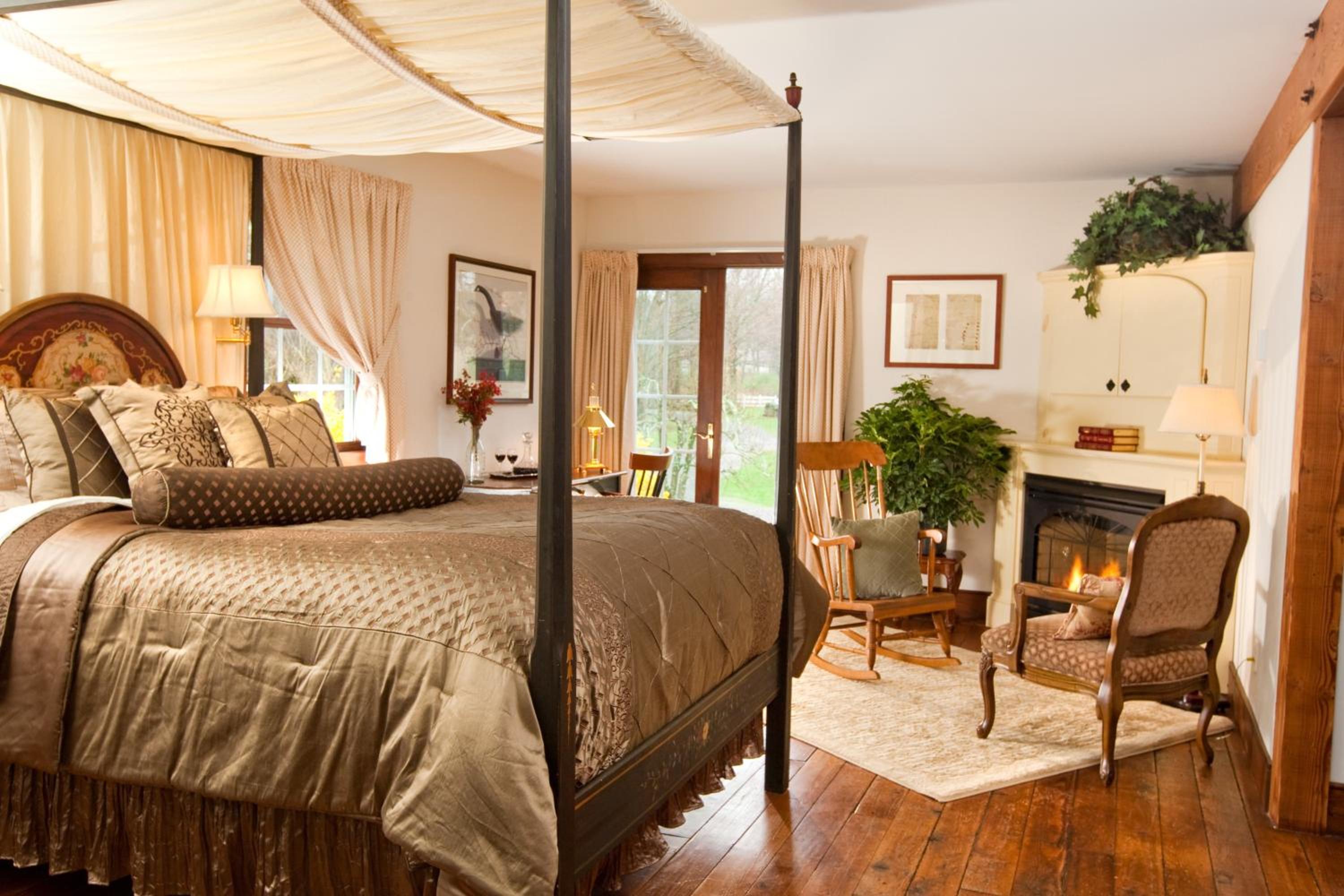 Queen Room with Jacuzzi Tub and TV and Gas Fireplace photo 1