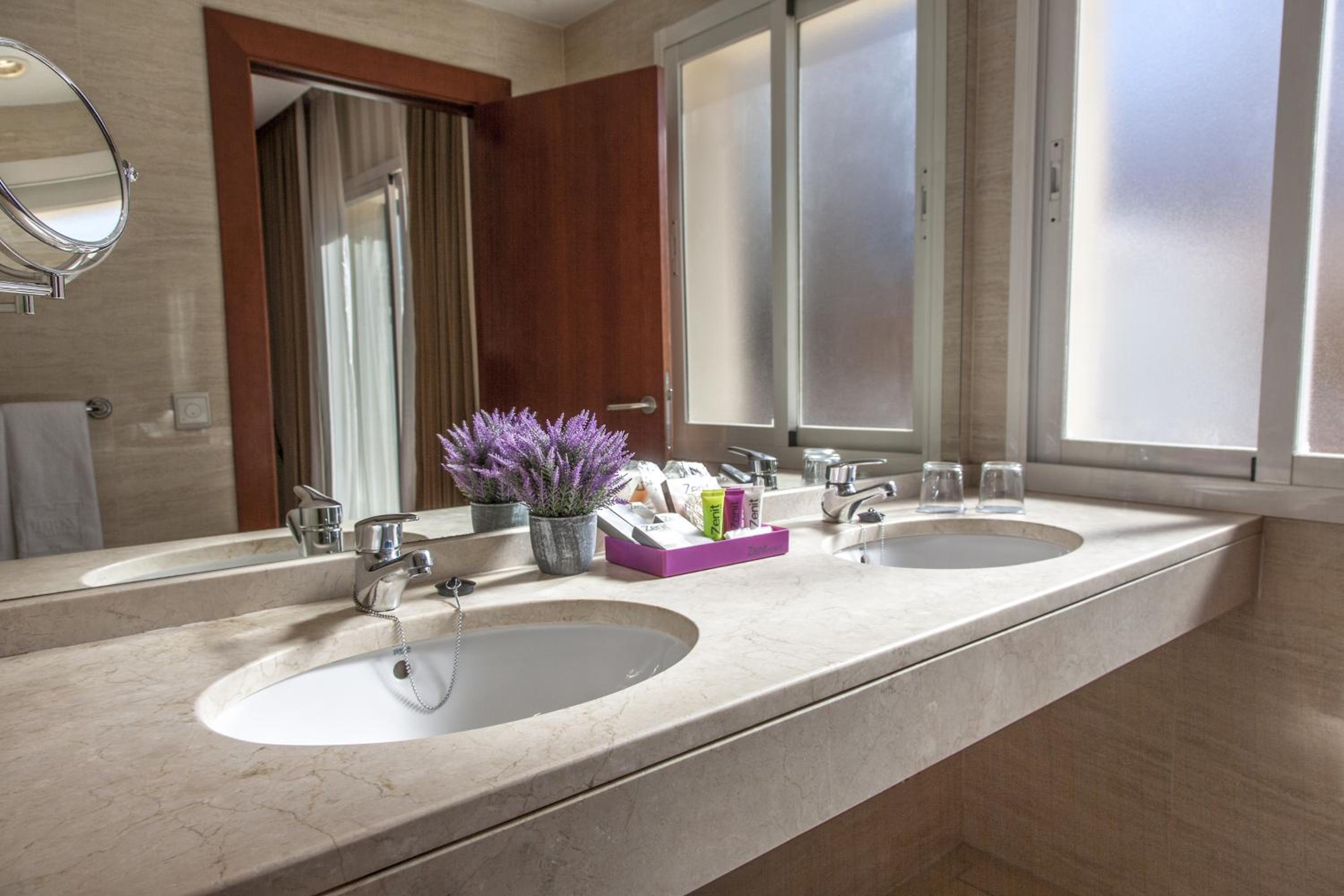Double or Twin Room - Photo 6