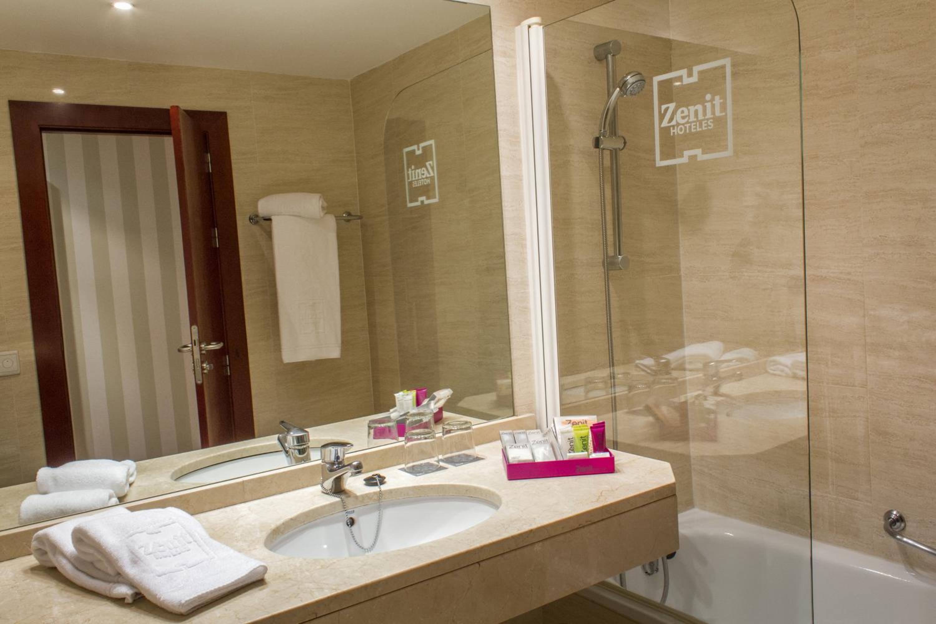 Double or Twin Room - Photo 2