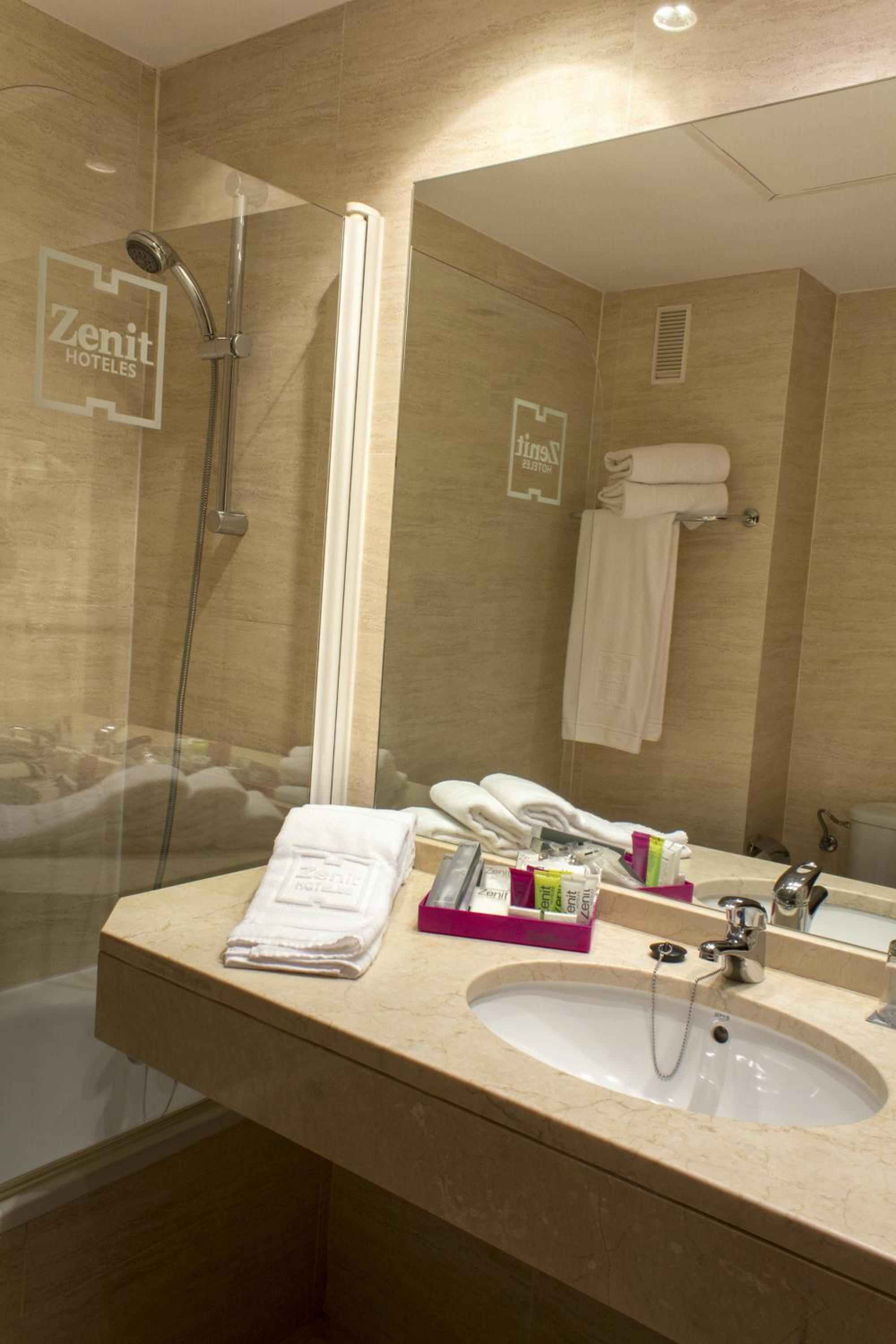 Double or Twin Room - Photo 7