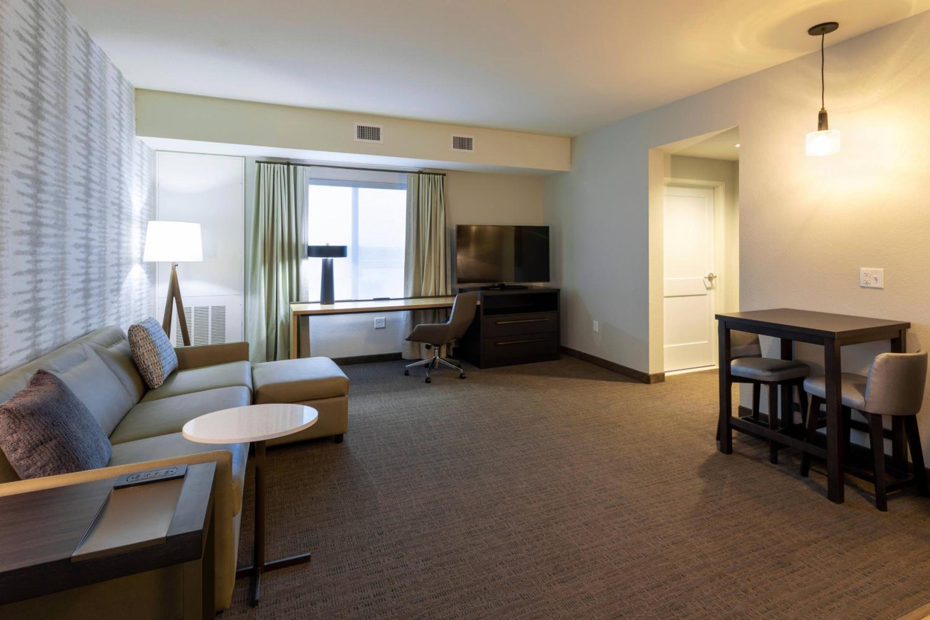 1 Bedroom Suite, 1 King, Sofa bed - Photo 3