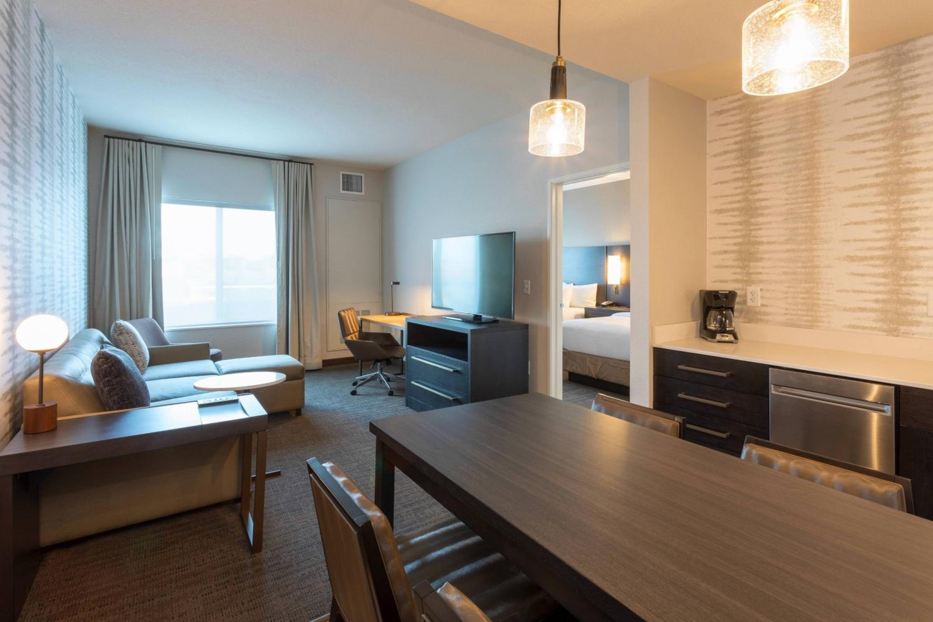 1 Bedroom Suite, 2 Queen, Sofa bed - Photo 2