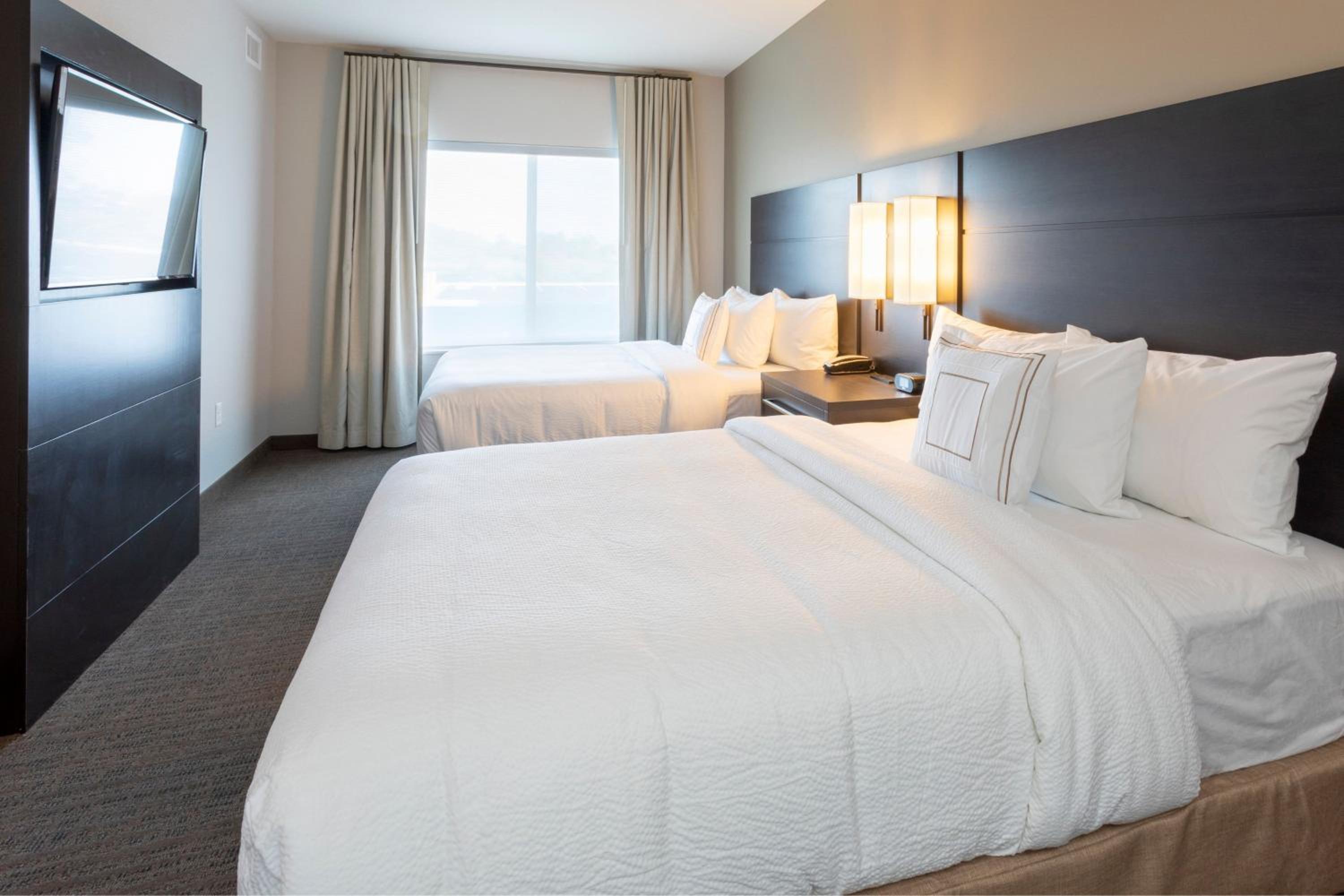 1 Bedroom Suite, 2 Queen, Sofa bed - Photo 1