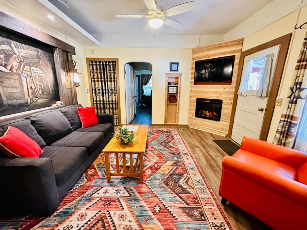 Family Room with Private Bathroom photo 2