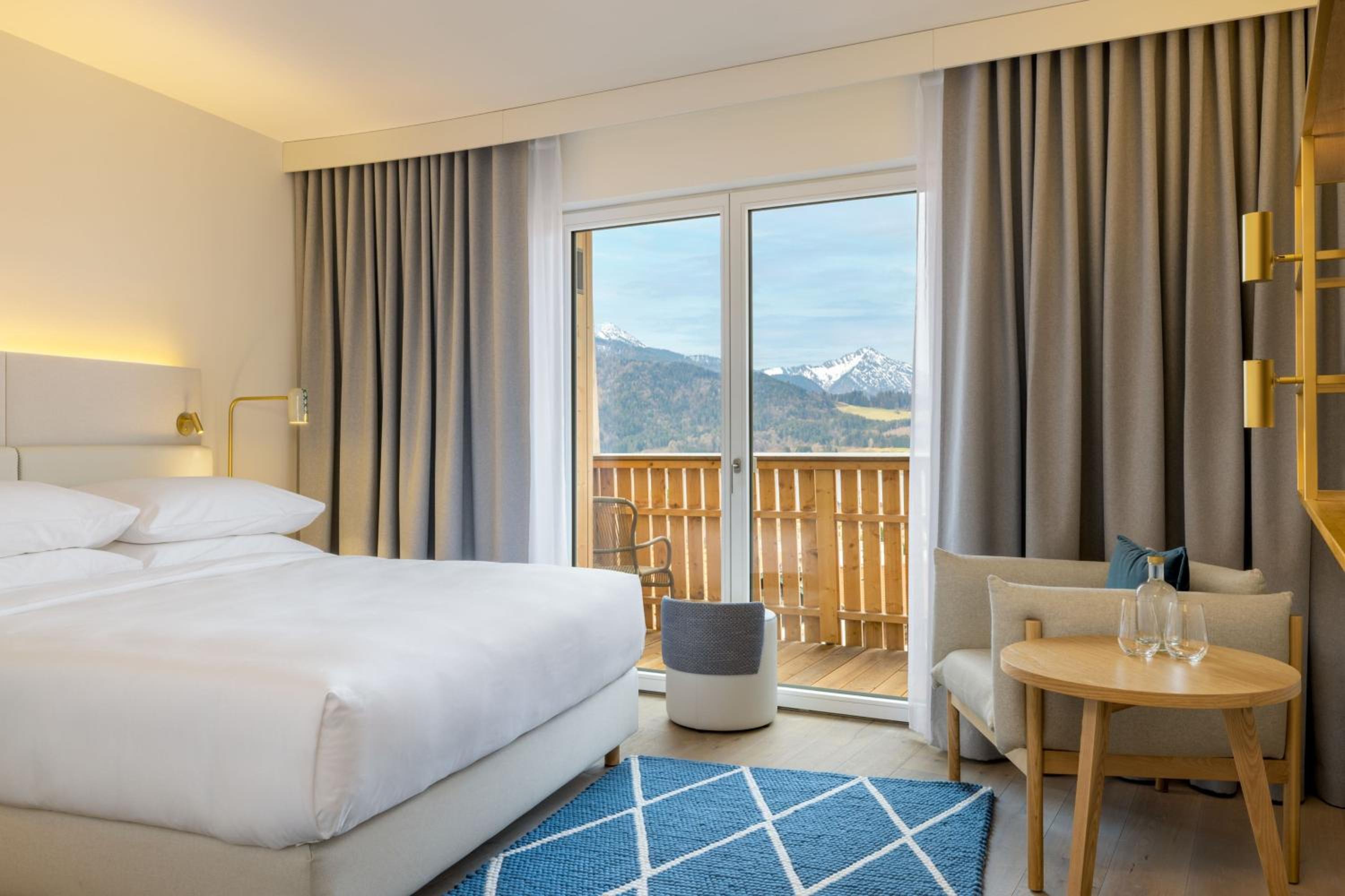 Caro and Selig Deluxe King Room with Lake View - Photo 1
