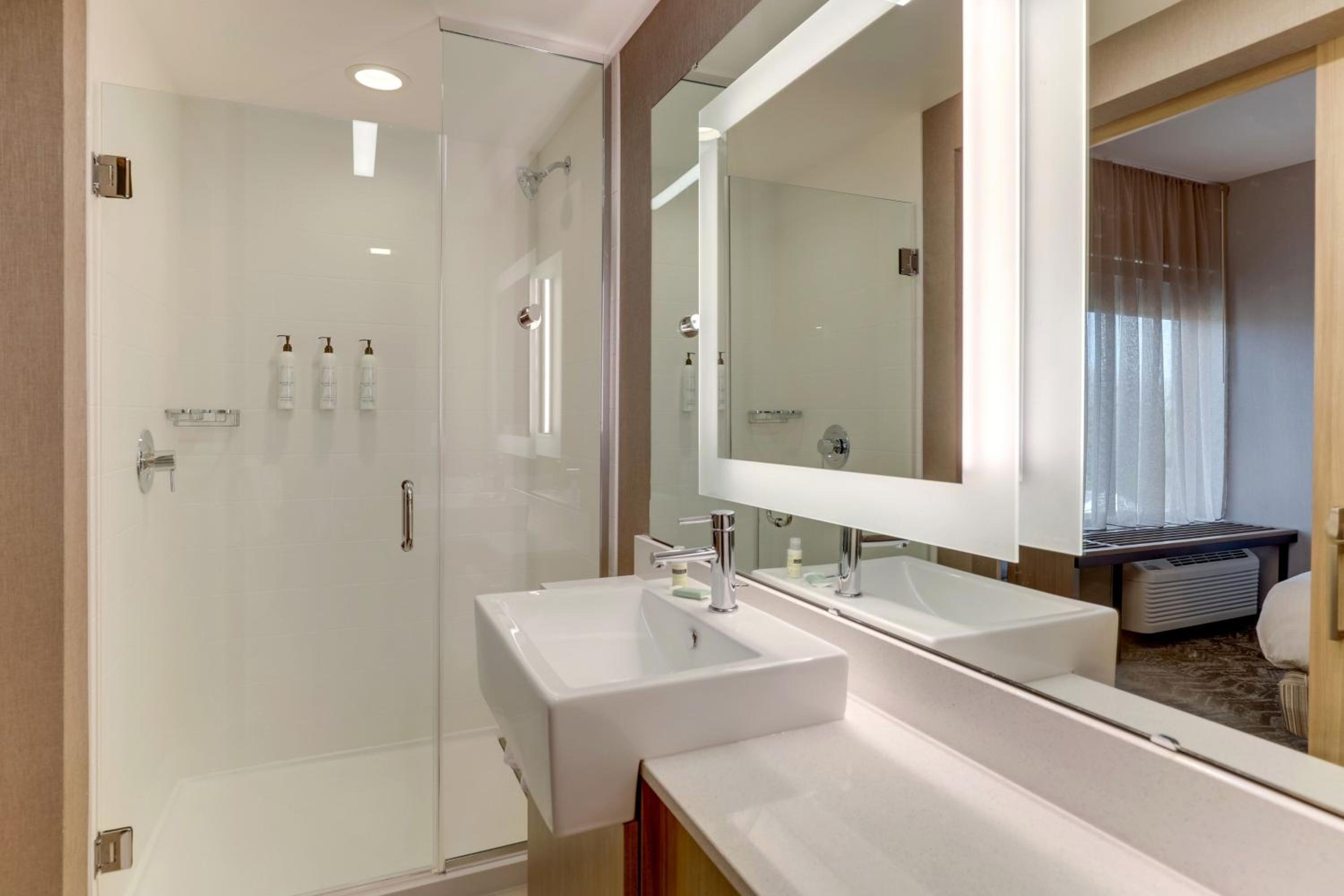 King  Room - Hearing Accessible - Photo 7