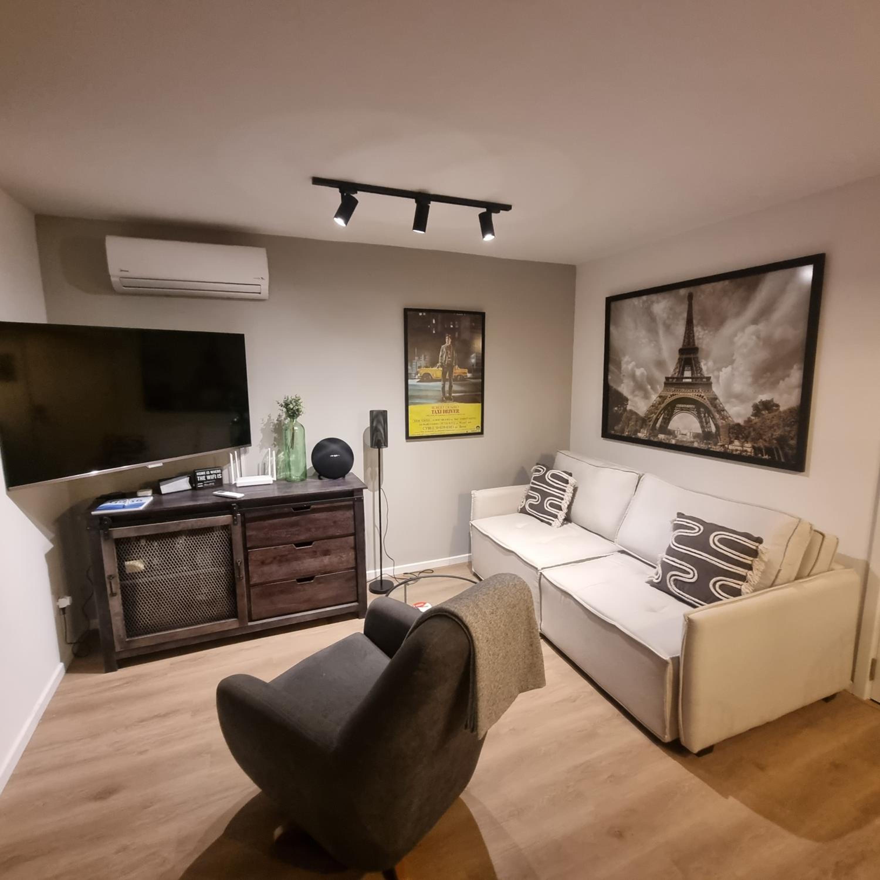 One-Bedroom Apartment photo 1