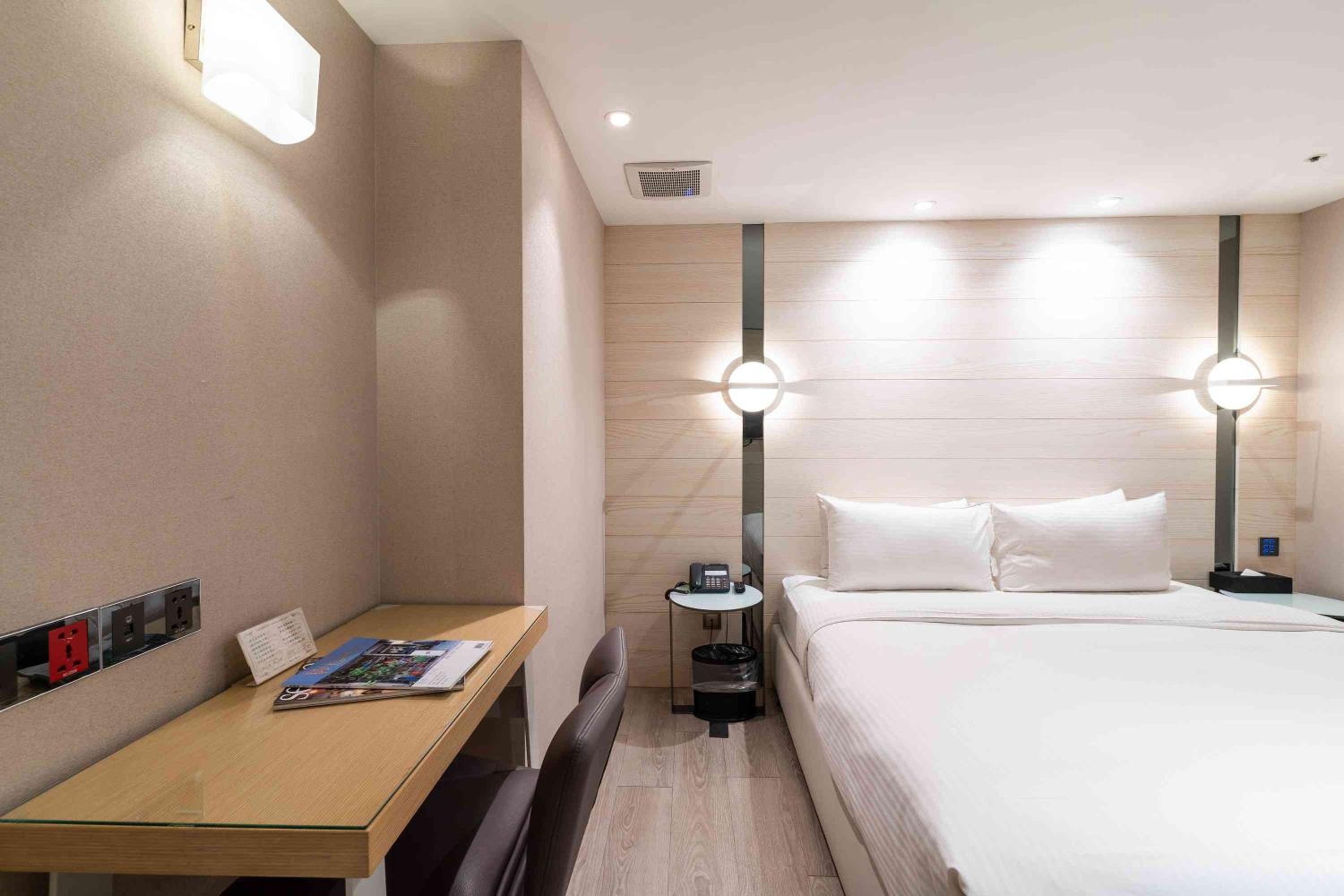 No Window – Standard Double Room - Photo 1