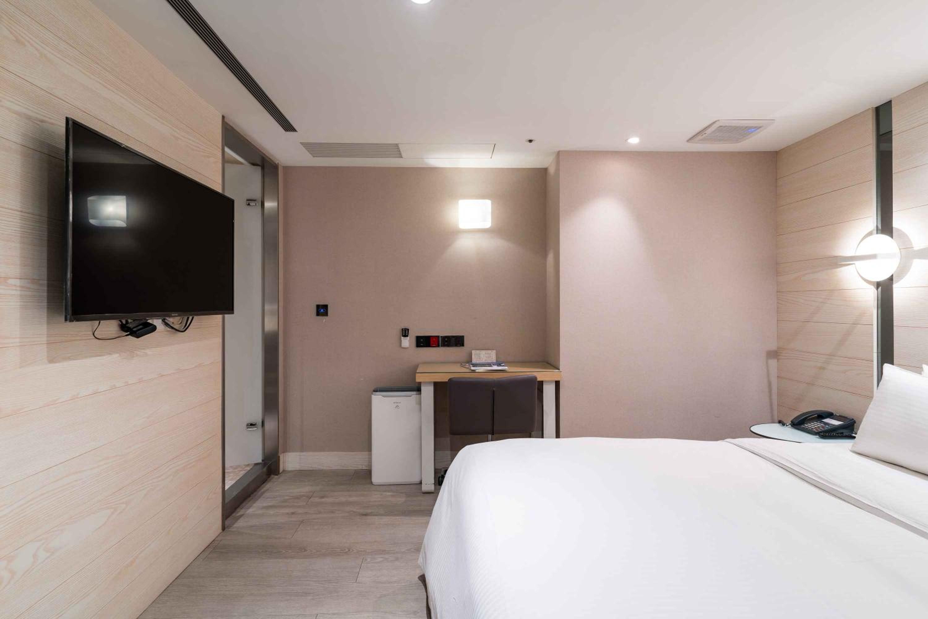 No Window – Standard Double Room - Photo 3