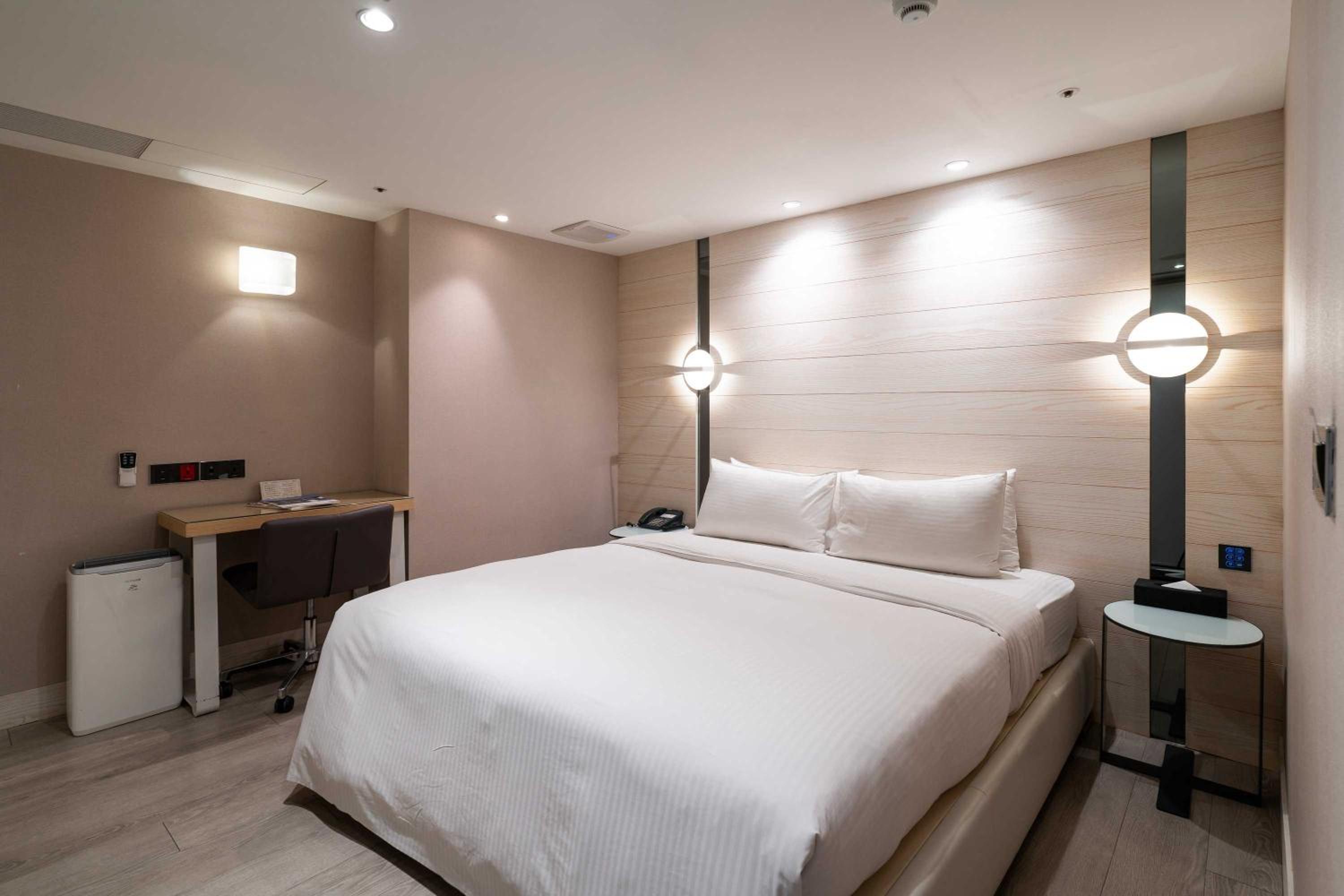 No Window – Standard Double Room - Photo 4