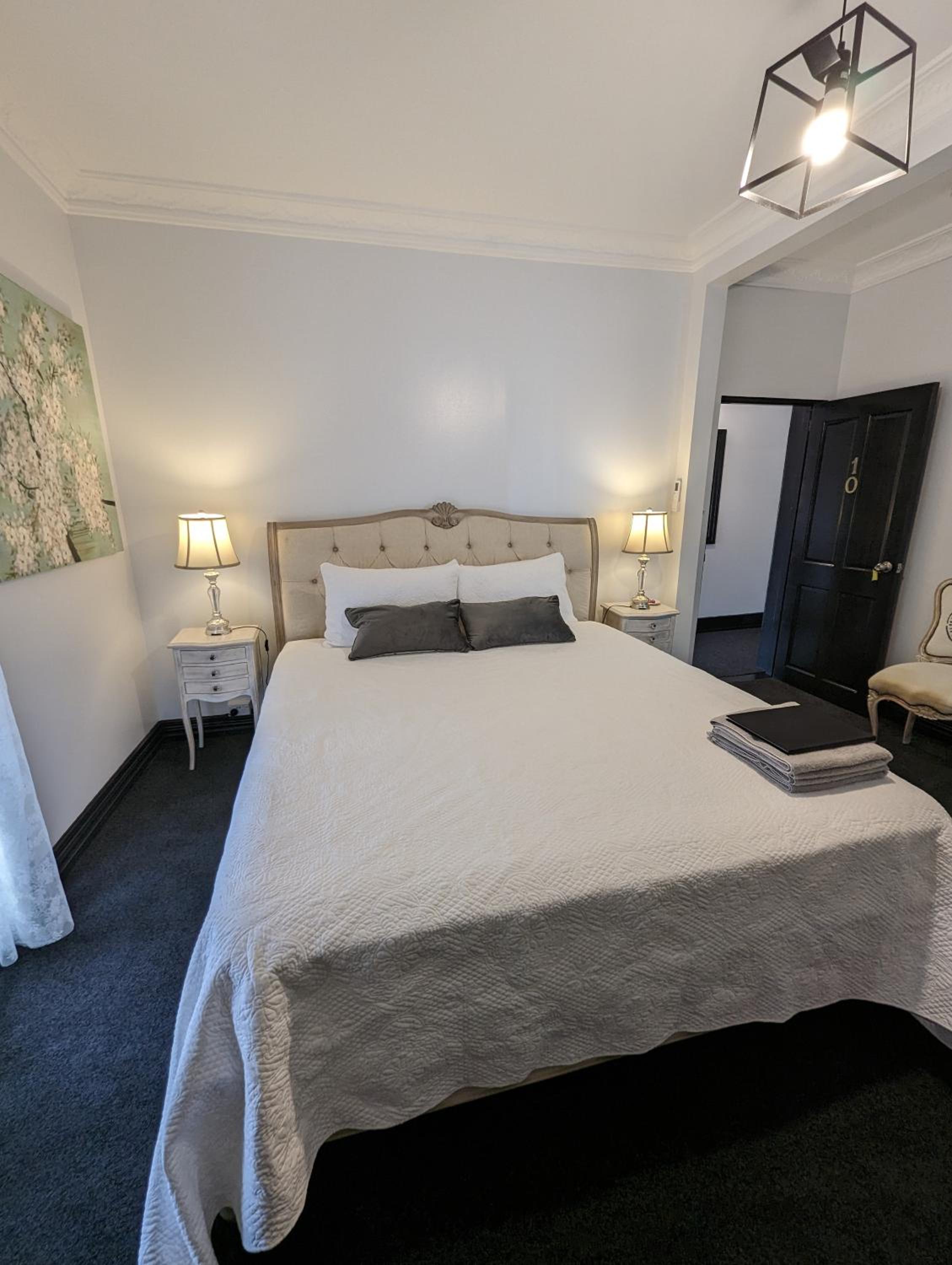 Deluxe King Suite - Photo 7