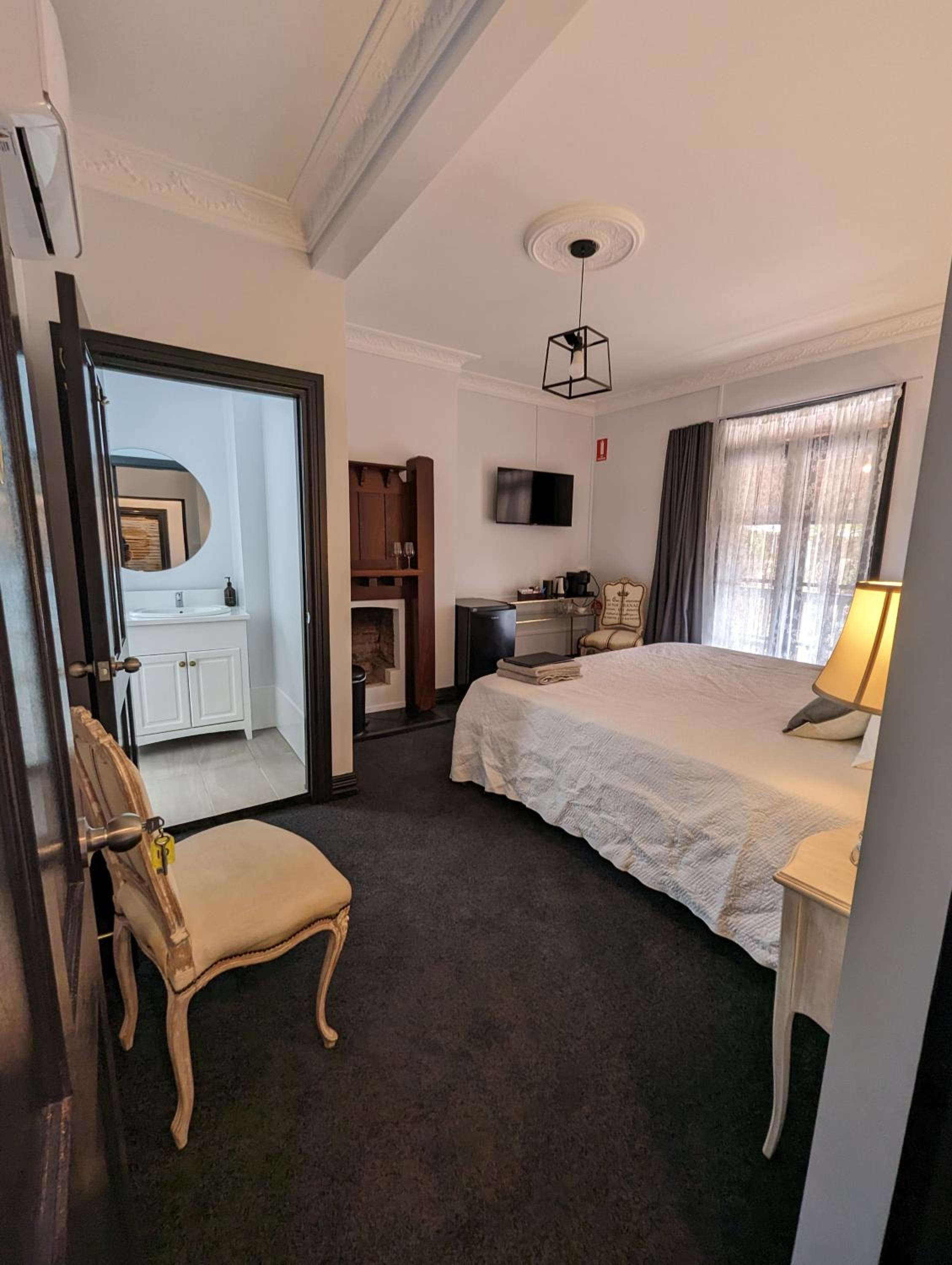 Deluxe King Suite - Photo 1