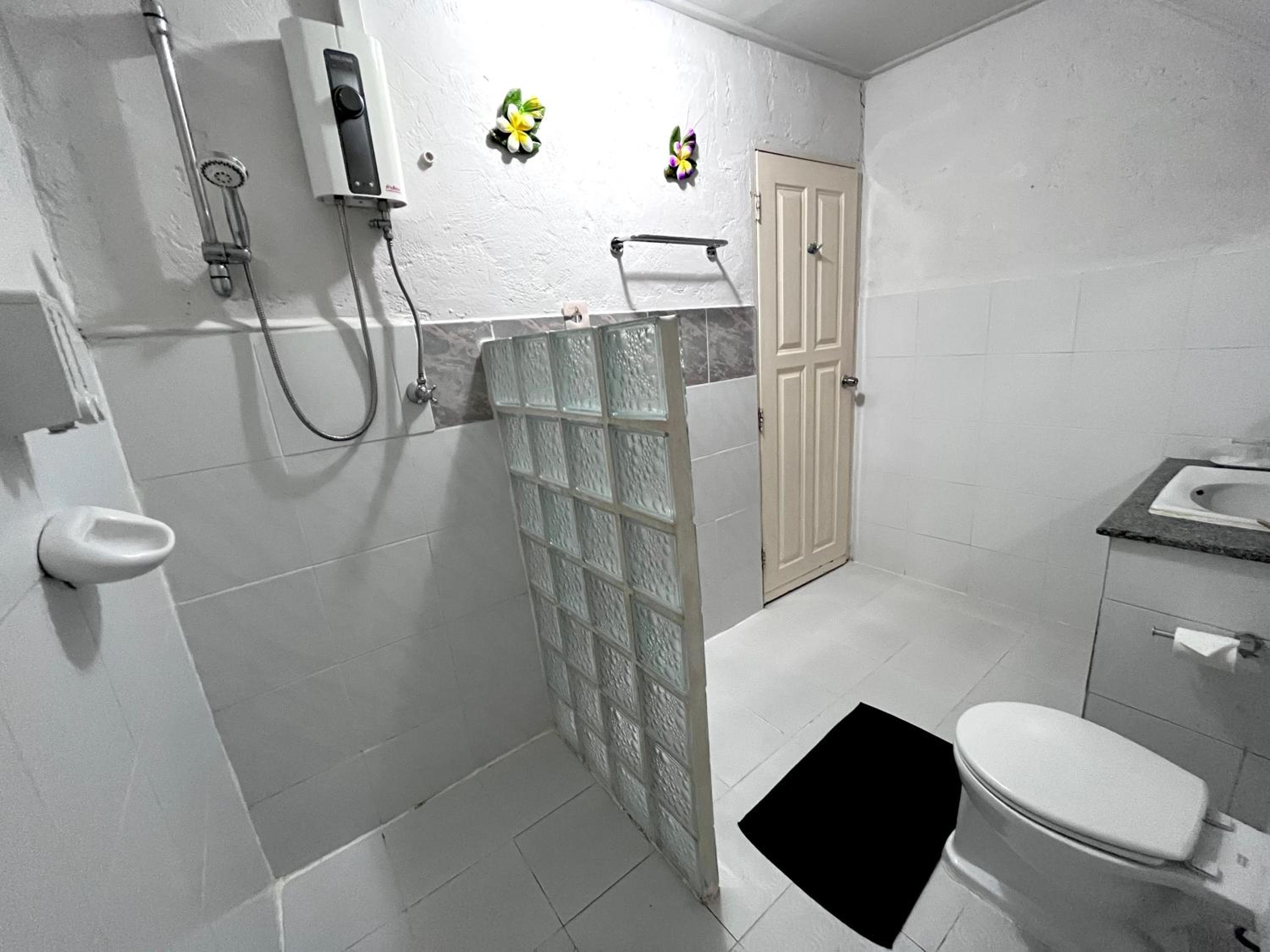 Deluxe Twin Room - Photo 10
