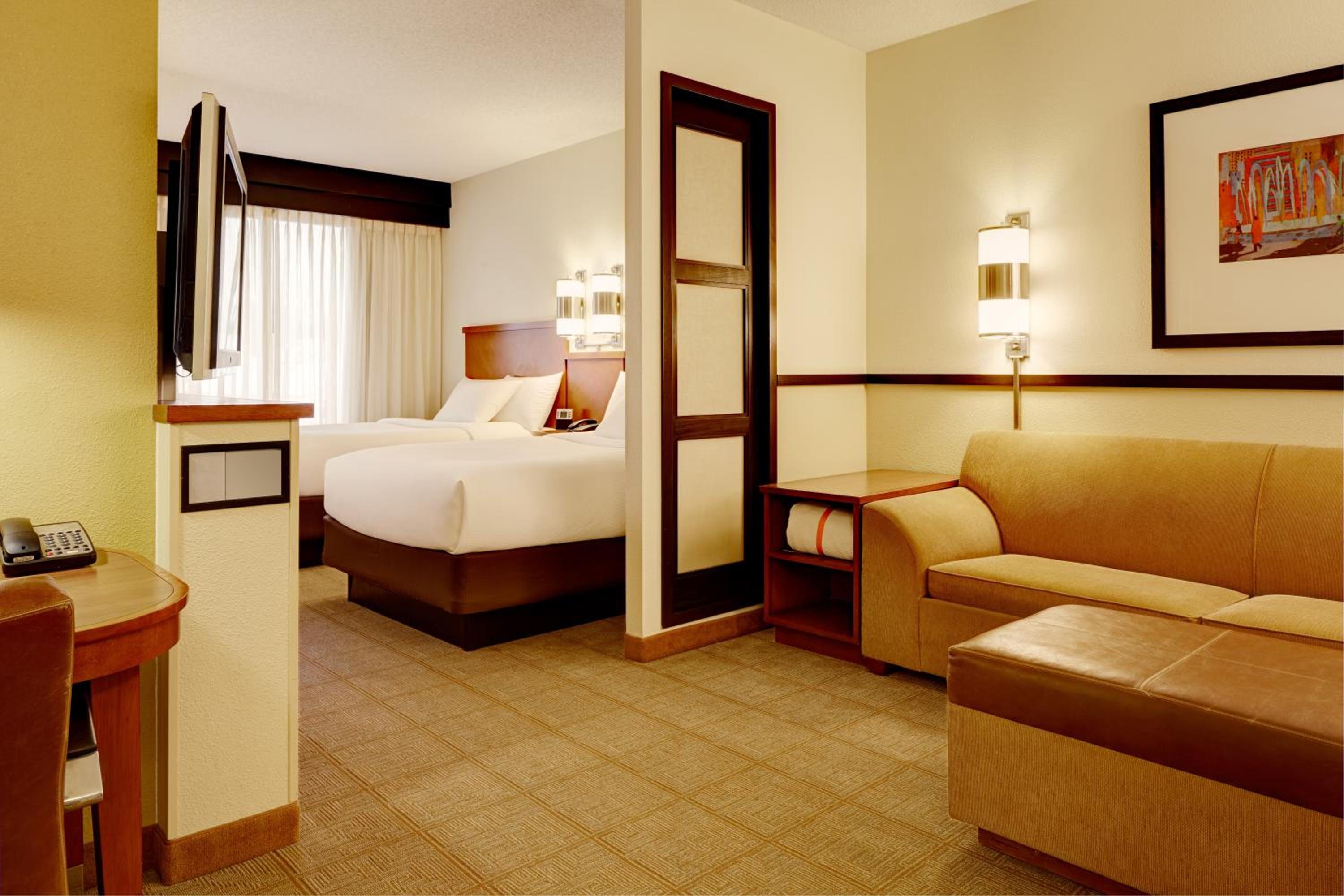 Queen Room with Two Queen Beds and Sofa Bed - High Floor - Photo 4
