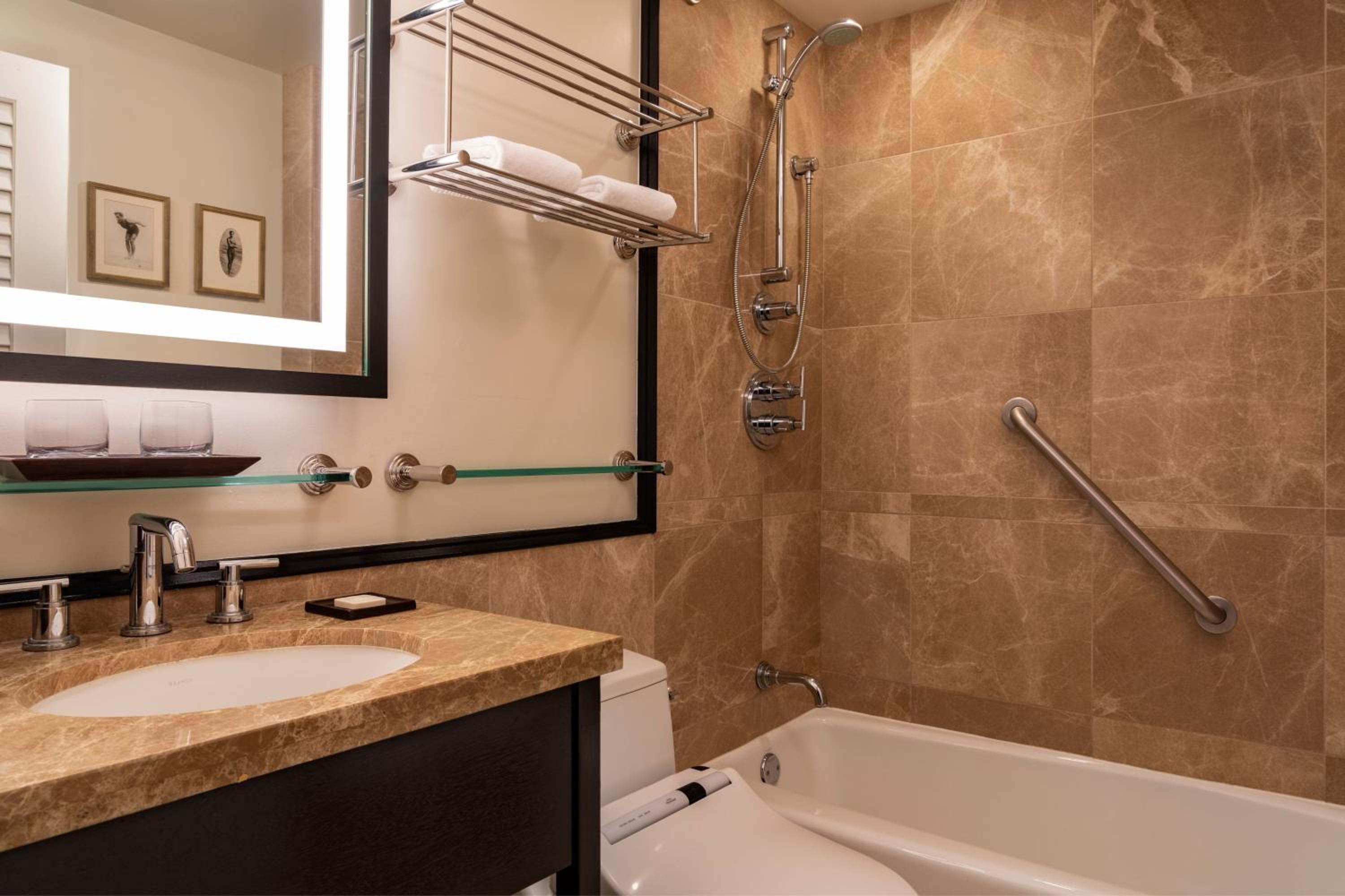 Suite, King, Oceanfront thumbnail 5