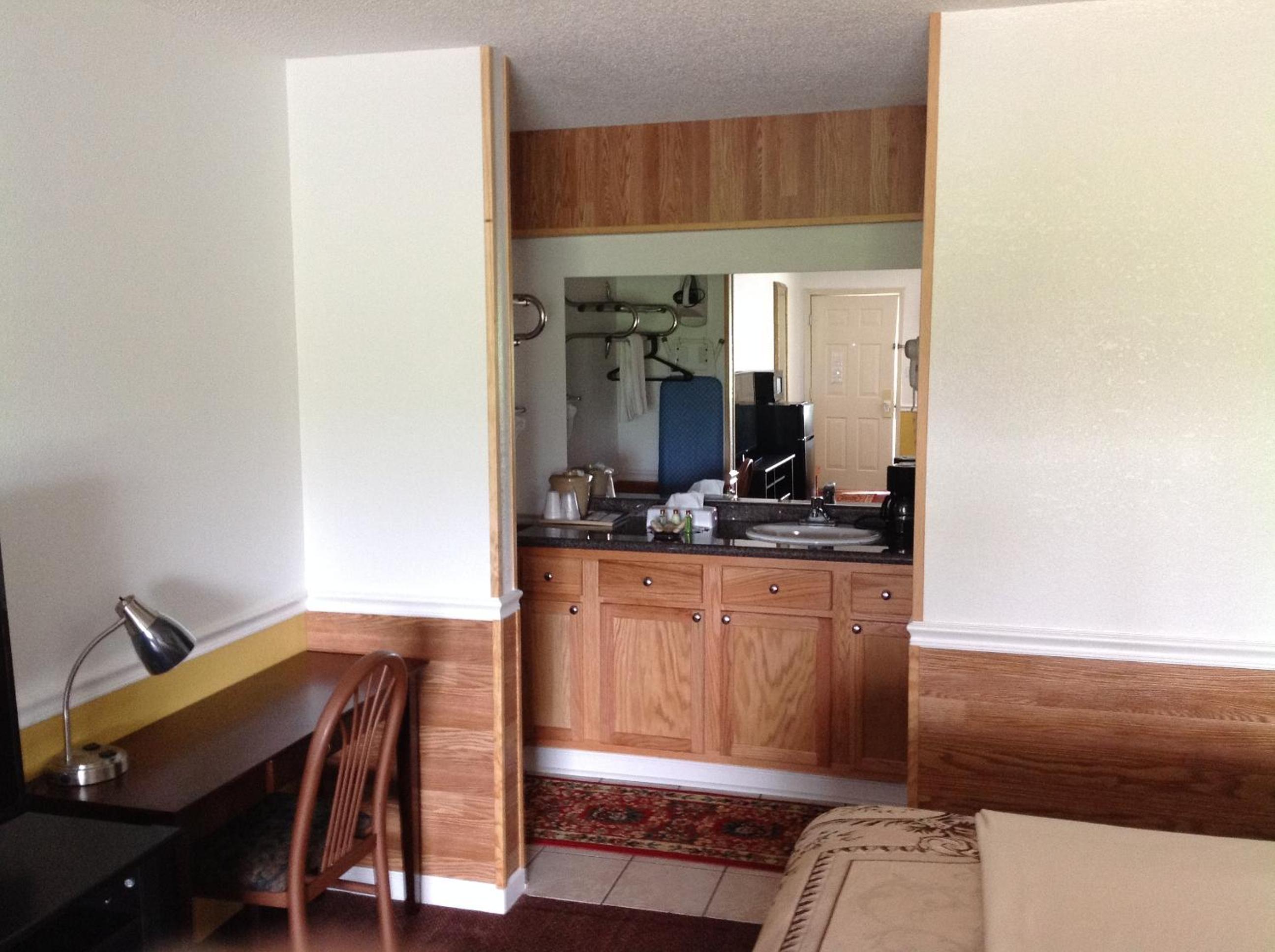 King Room - Non-Smoking - Photo 12