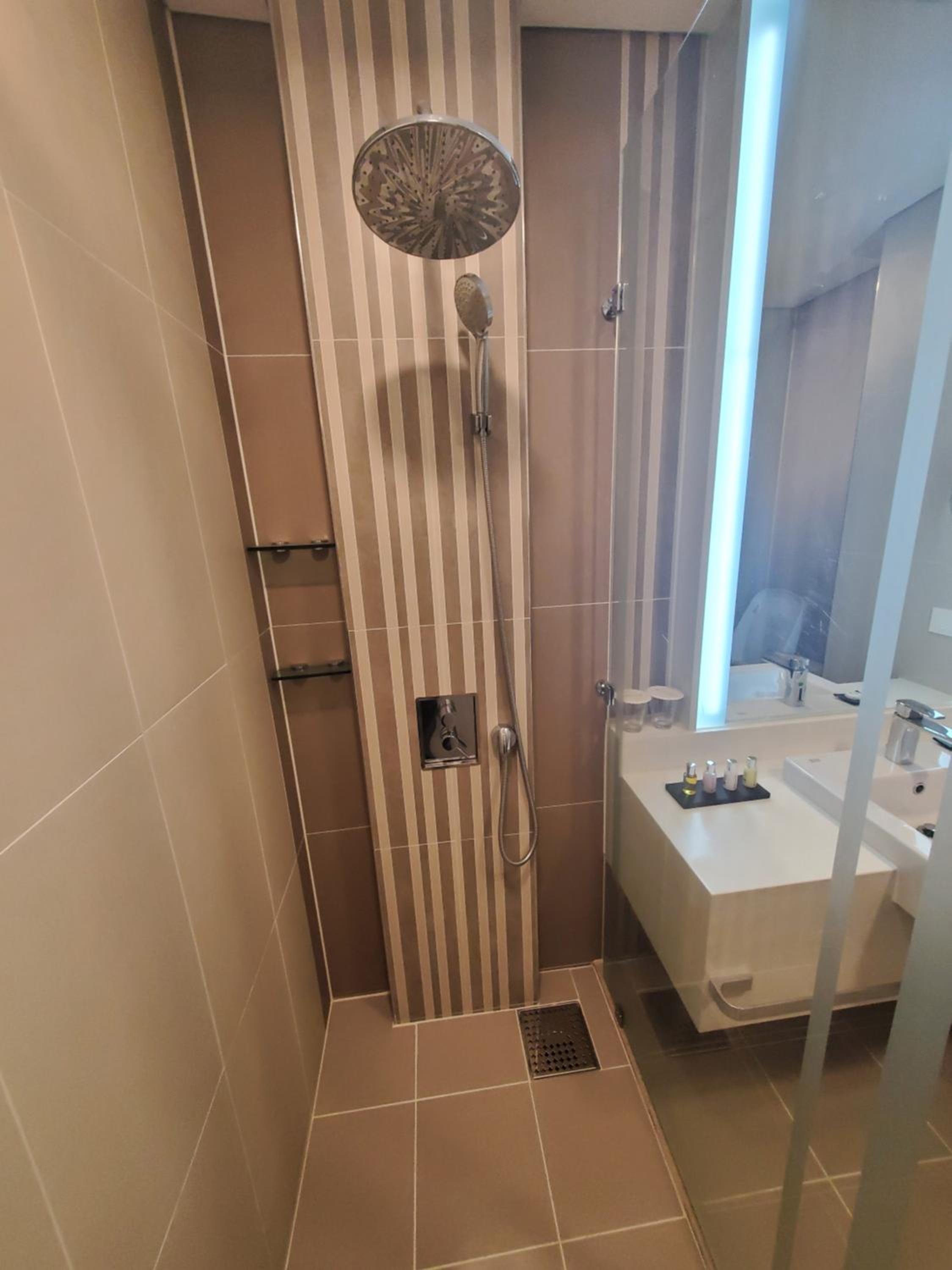 Standard Queen Room (3 Days Free Parking until June) - Photo 8