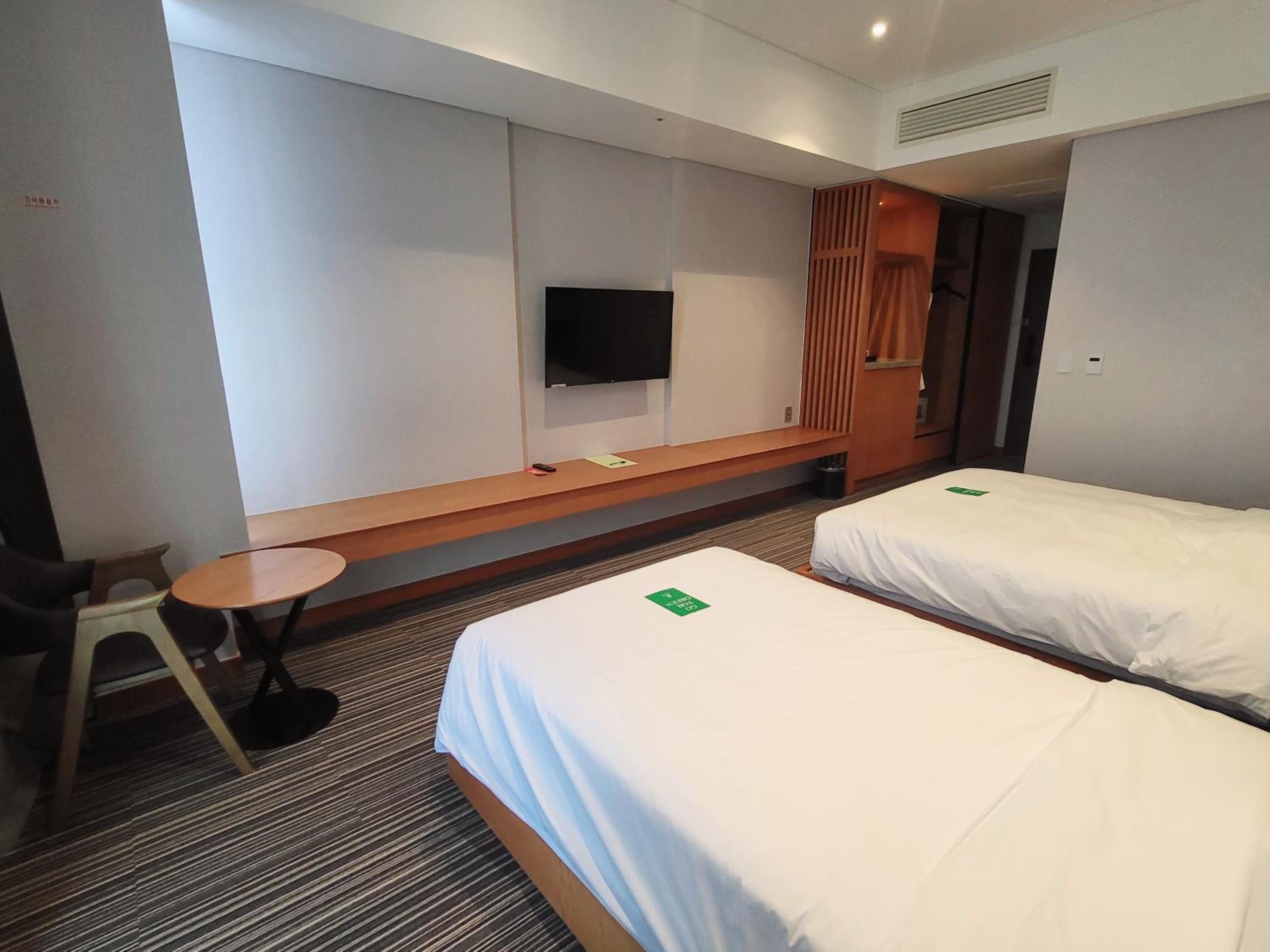 Standard Twin Room (3 Days Free Parking until June) - Photo 8