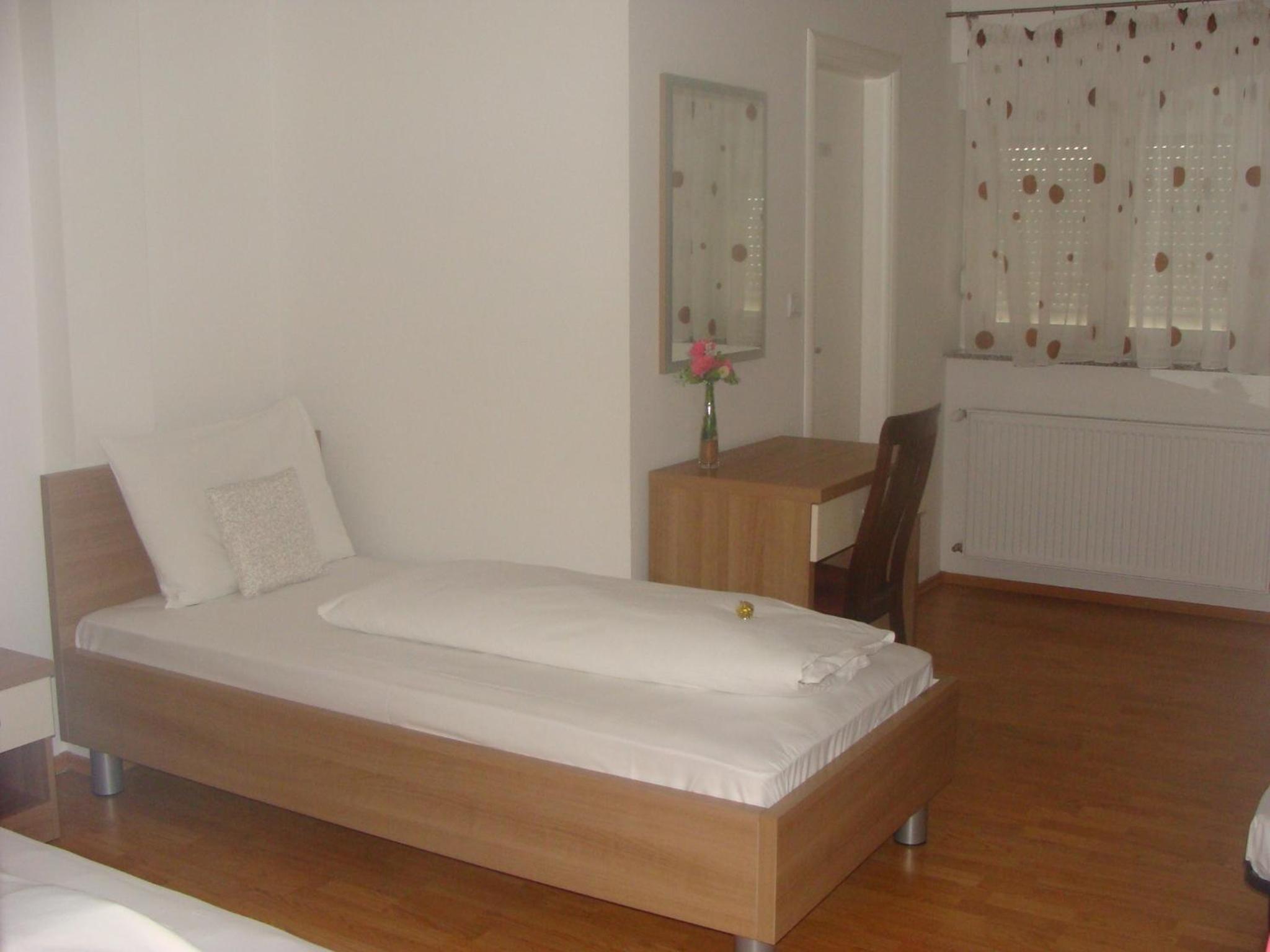 Twin Room - Photo 11