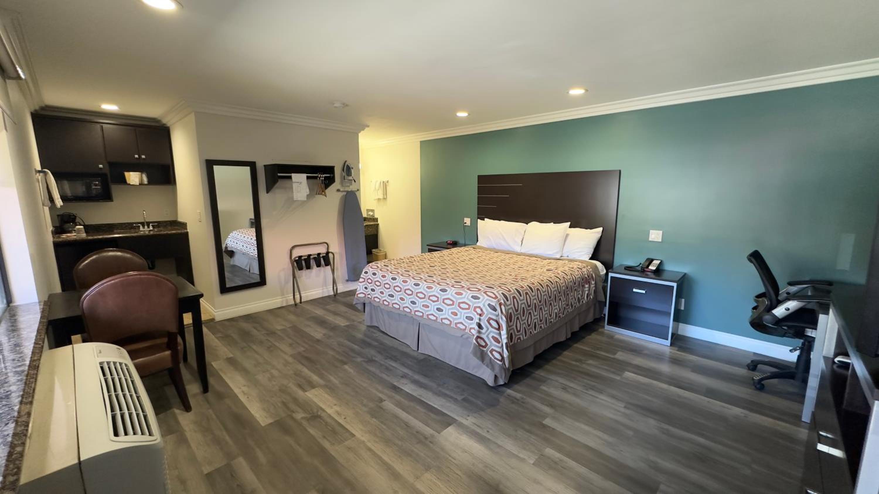 Deluxe King Room photo 1