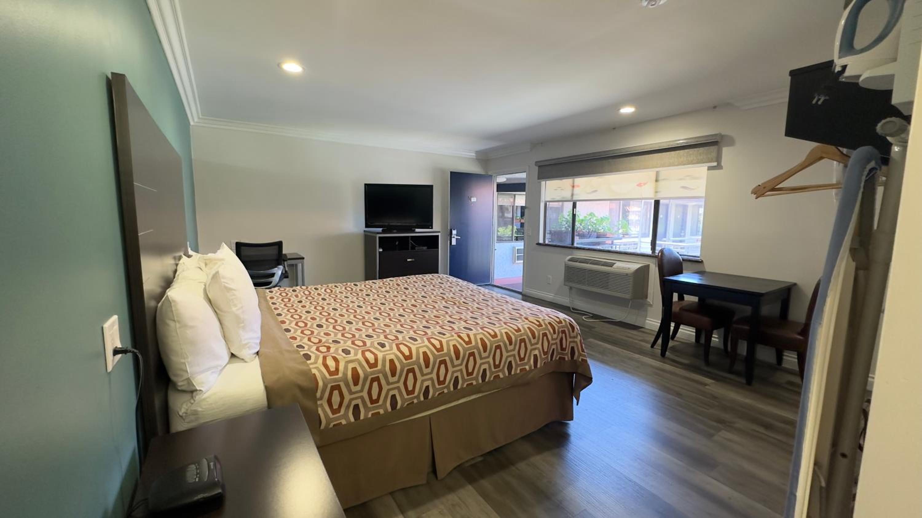 Deluxe king room