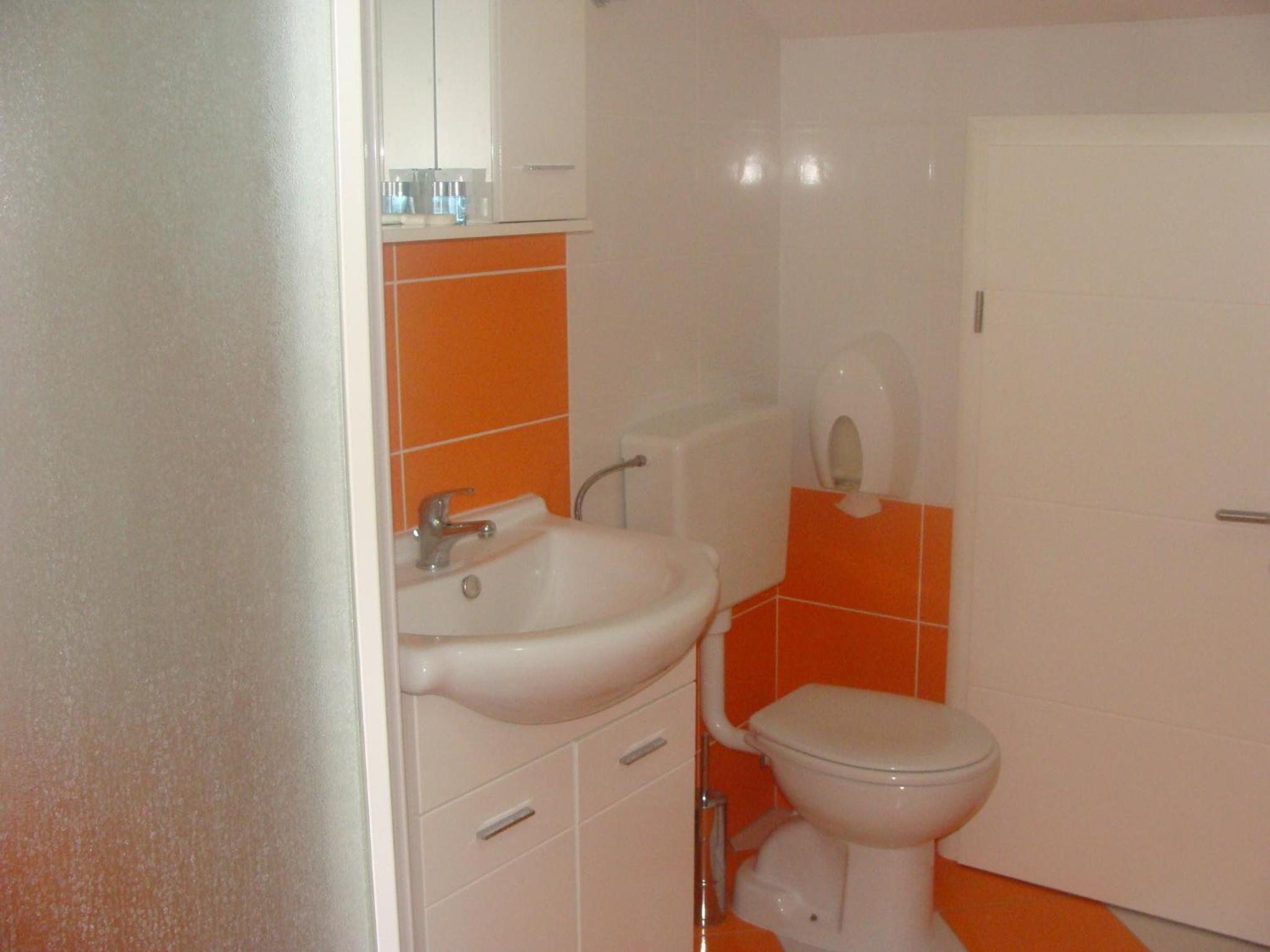 Twin Room - Photo 32
