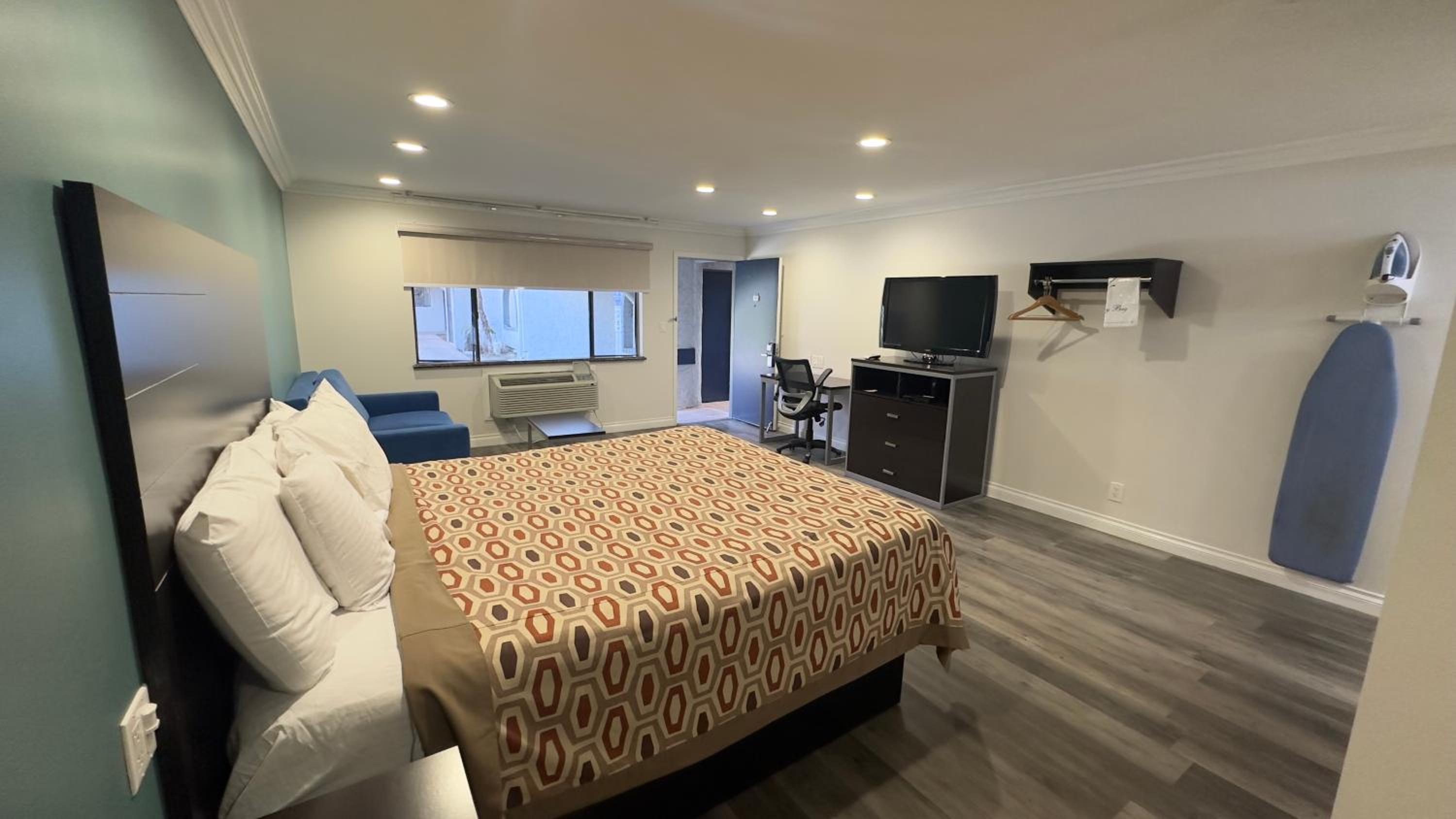 Deluxe king suite