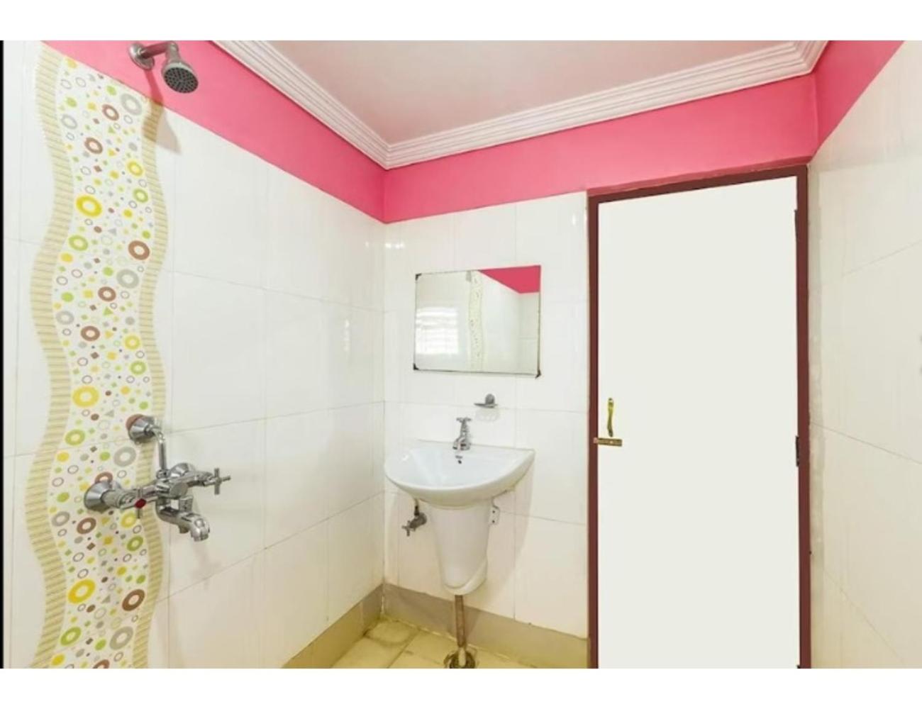 Deluxe Room - Photo 11