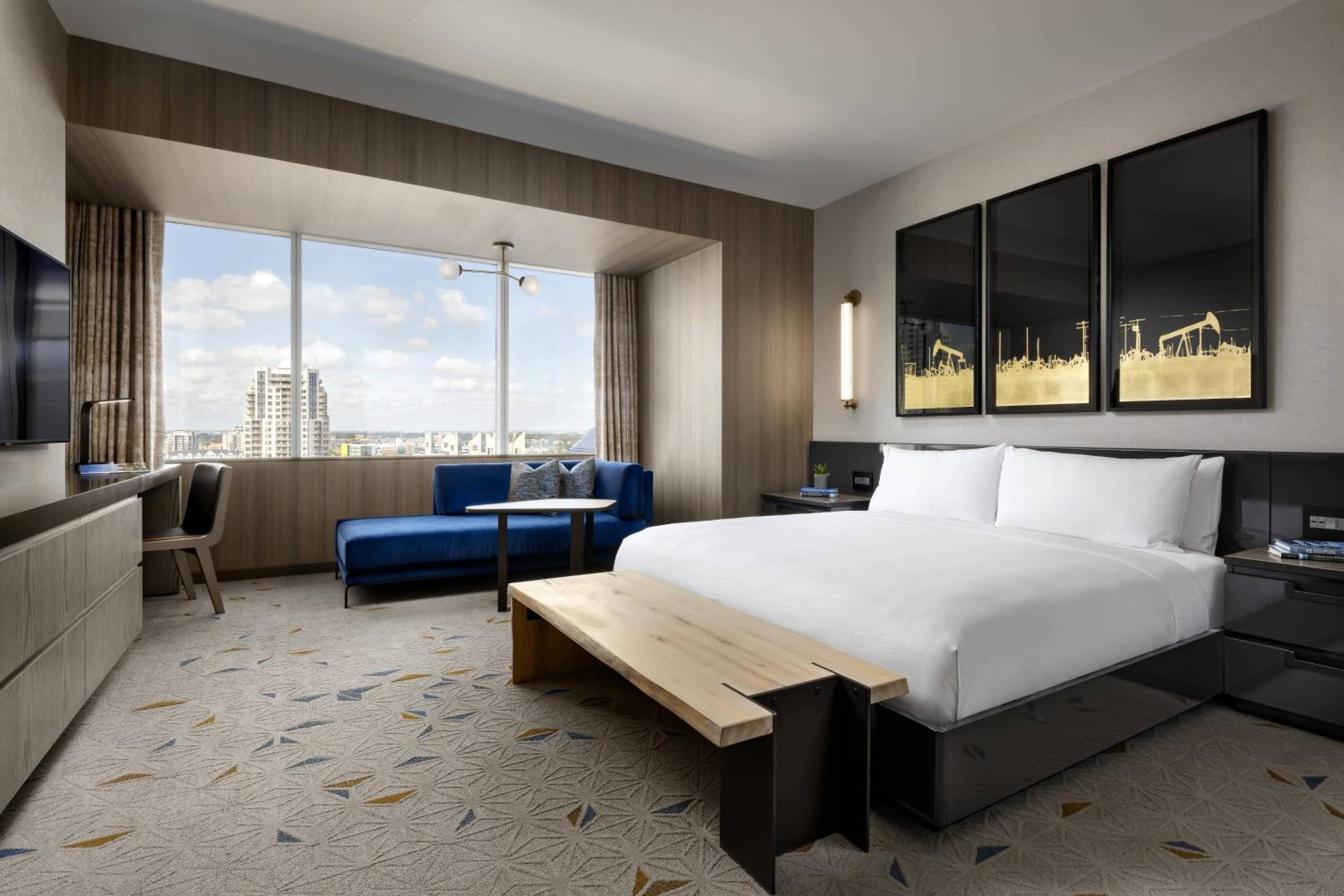 Deluxe Guest Room with King Bed and City View - Photo 1