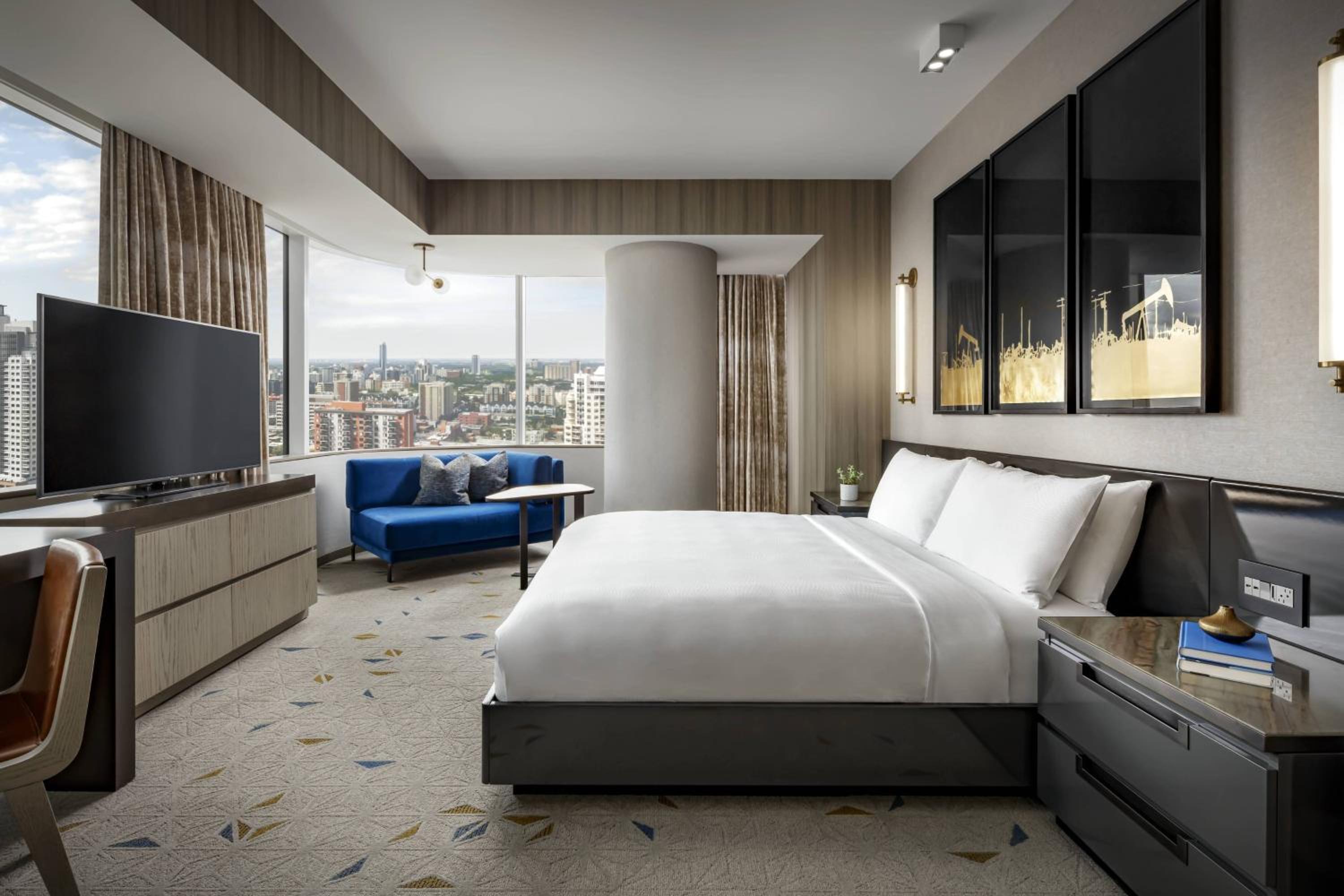 Deluxe Corner, Deluxe Guest room, 1 King, Corner room - Photo 1