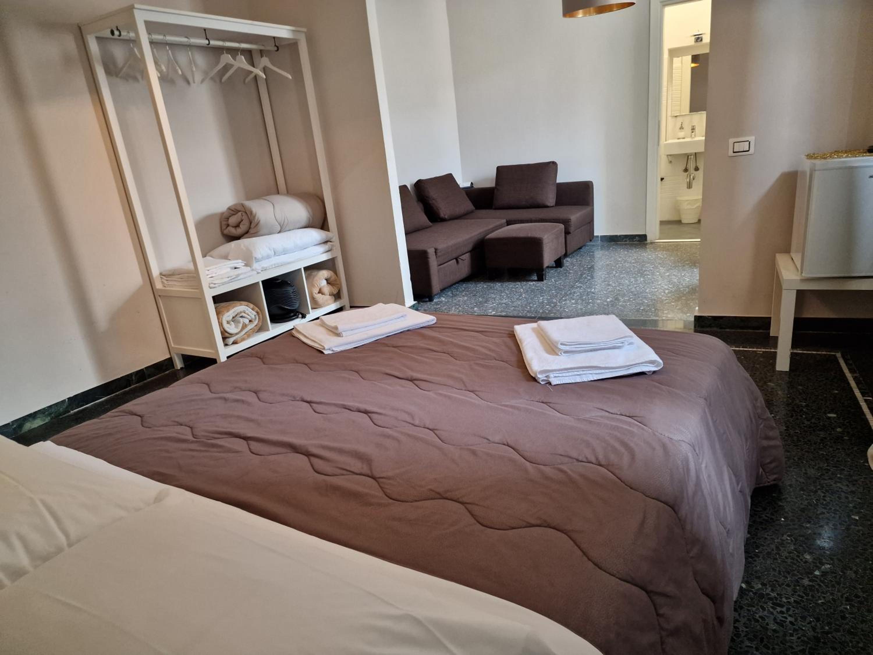 Quadruple Room with Private Bathroom photo 1