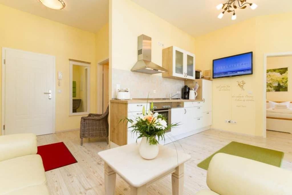One-Bedroom Apartment with Shower photo 2