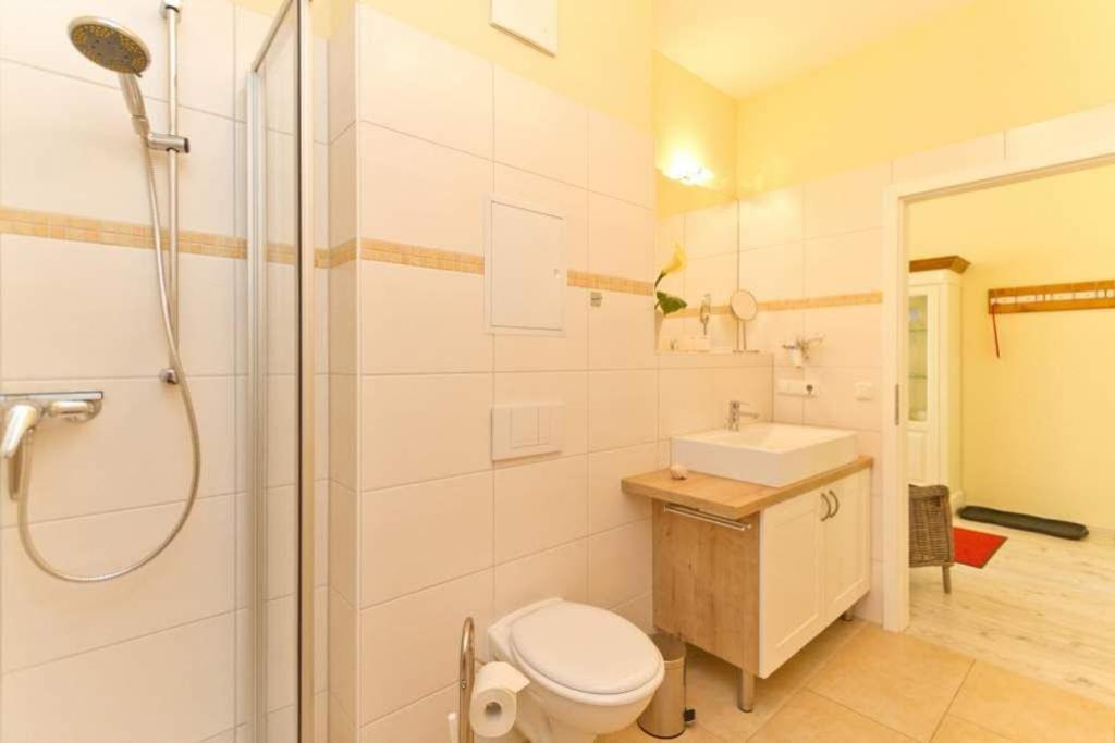 One-Bedroom Apartment with Shower photo 3
