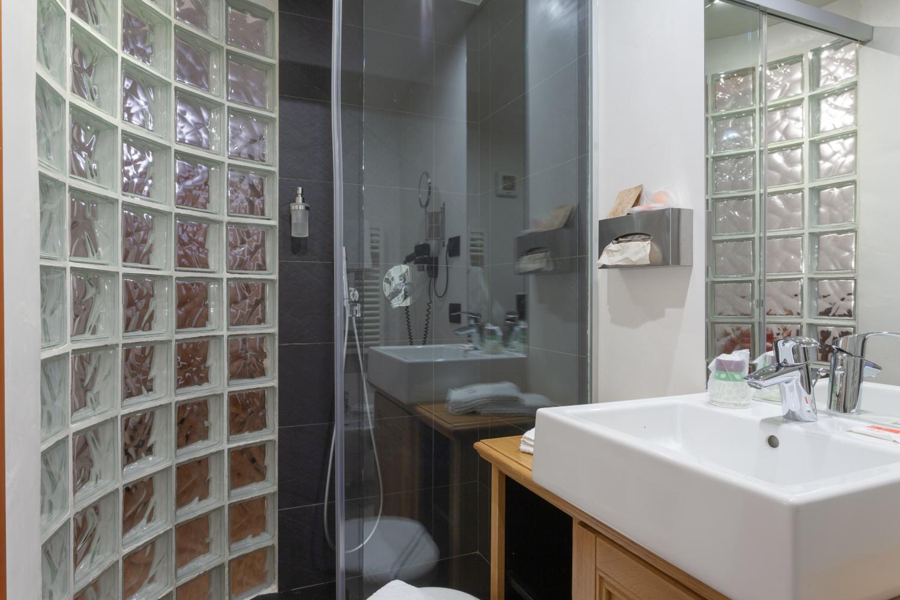 Large Single Room - Photo 7