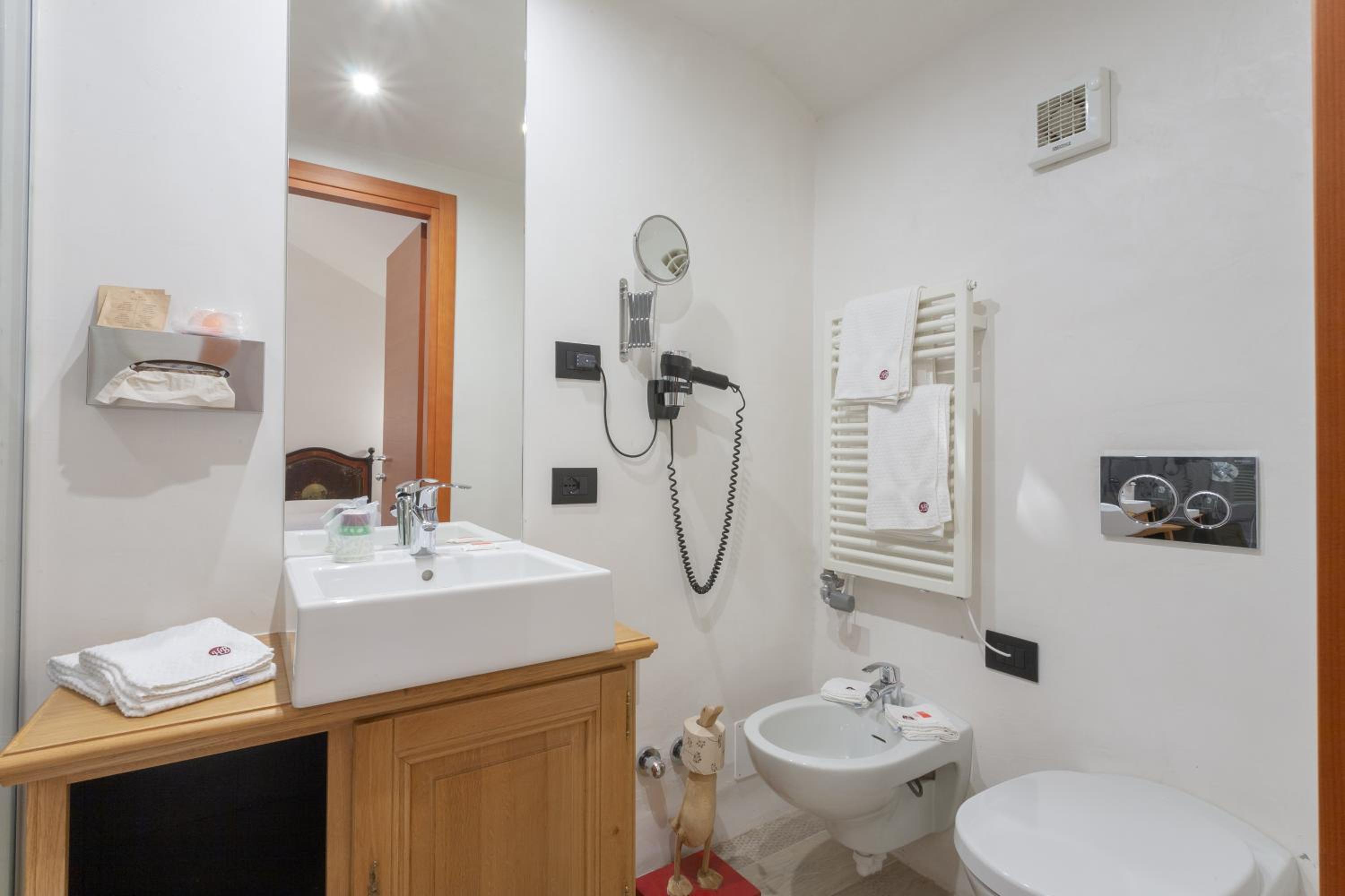 Large Single Room - Photo 6